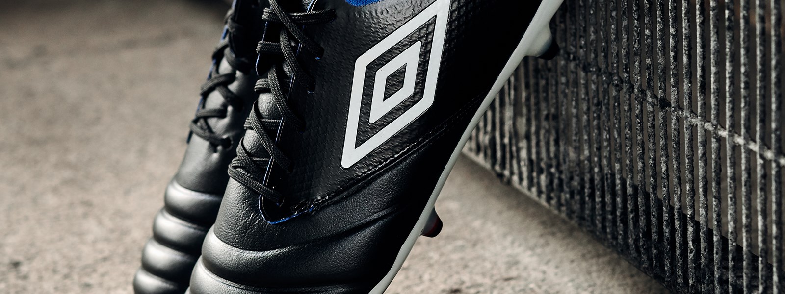 umbro-tocco-pro-black-blue-1