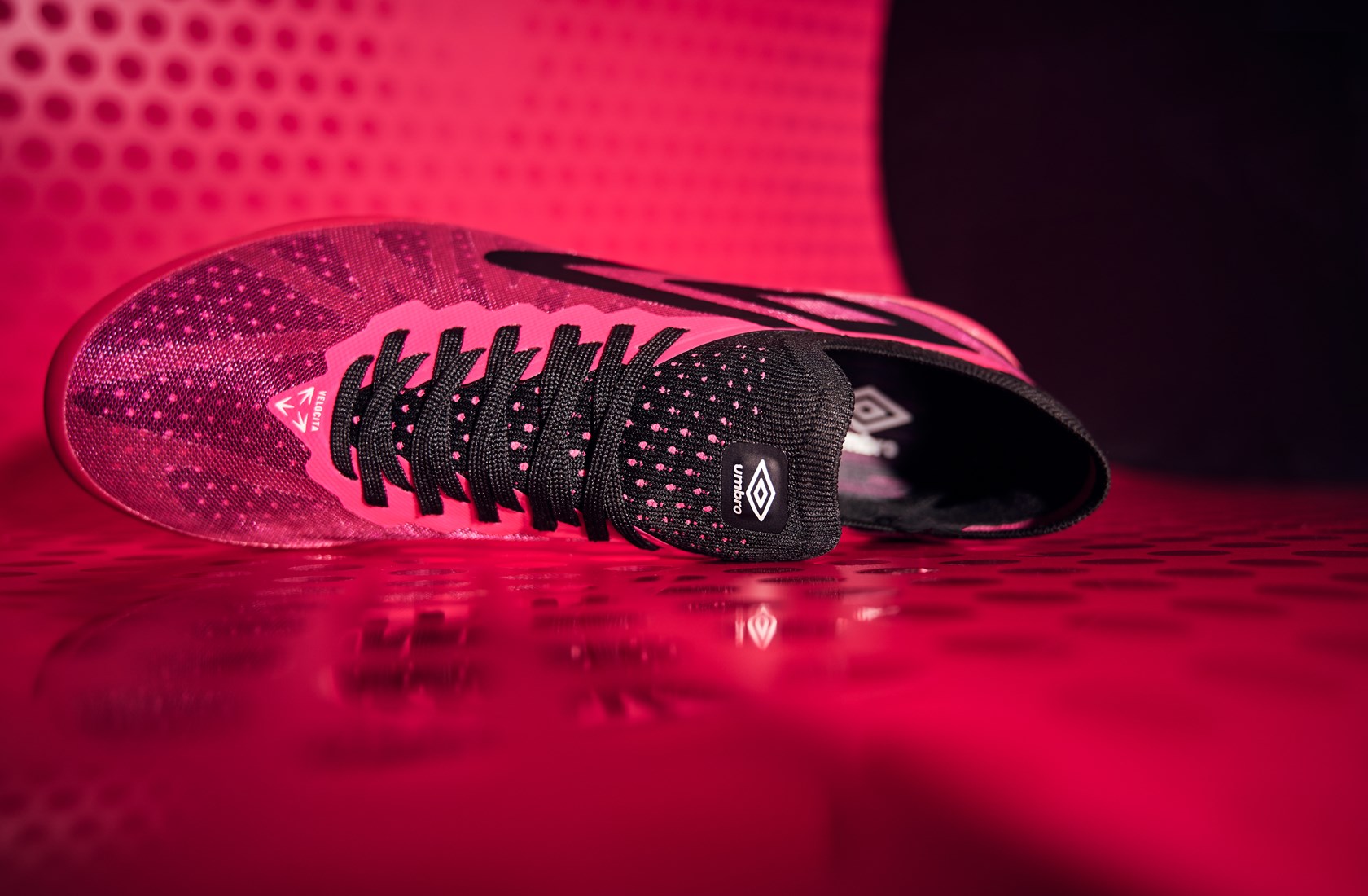 velocita-pro-pink-peacock-black-flat-upper-shot