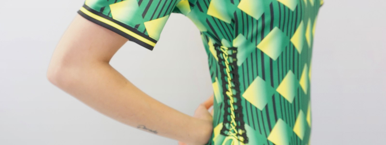 umbro-make-new-noveau-nova-side-view-of-gown