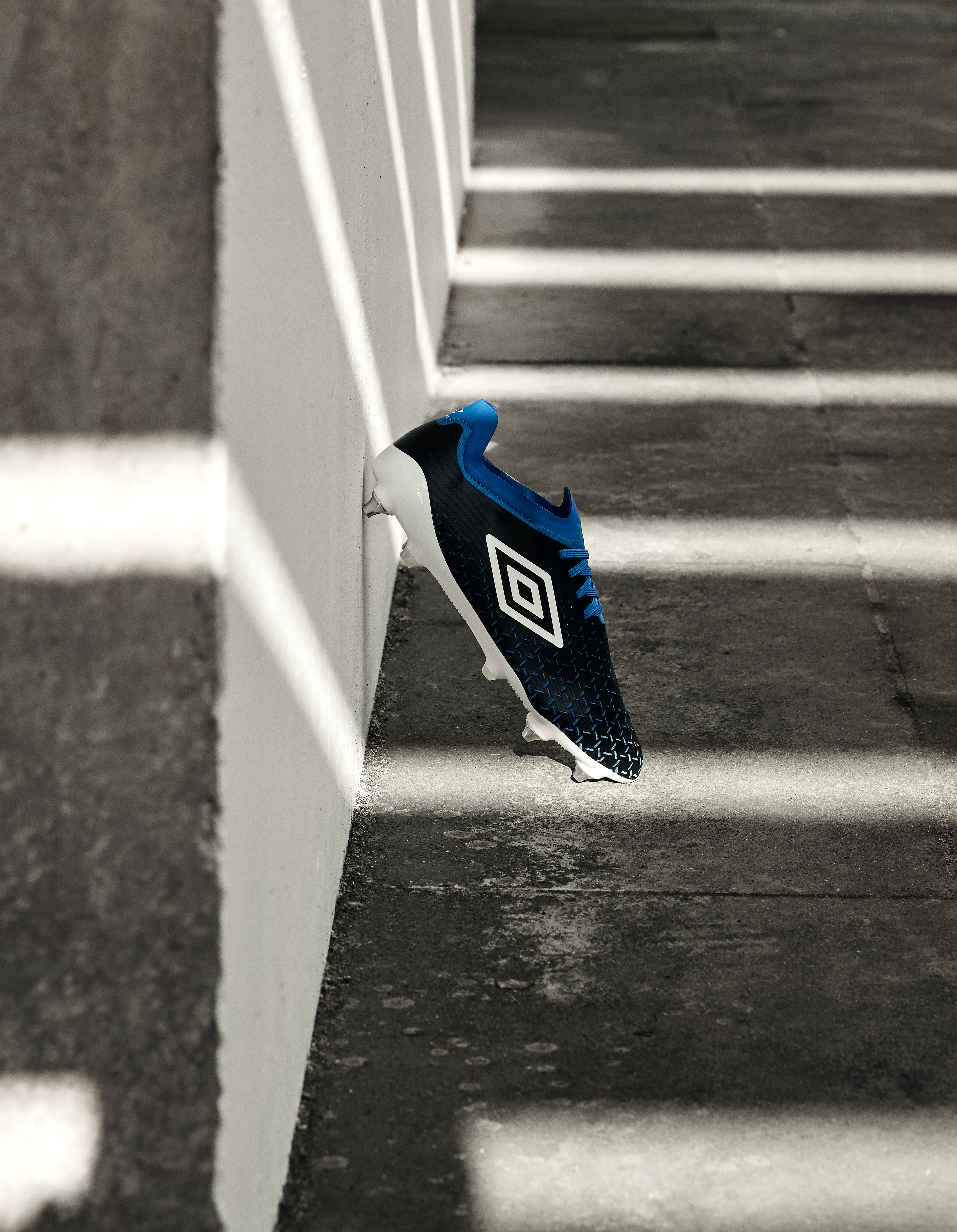 umbro-velocita-5-pro-black-blue-1