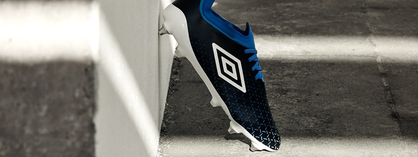 umbro-velocita-5-pro-black-blue-1