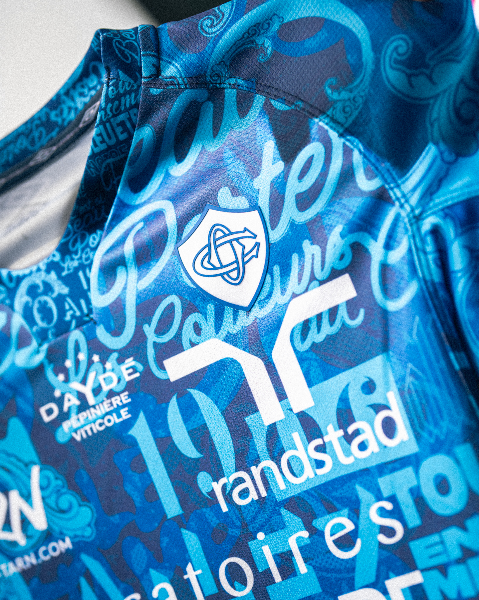 umbro-castres-olympique-every-team-has-one-jersey-crest-detail-2