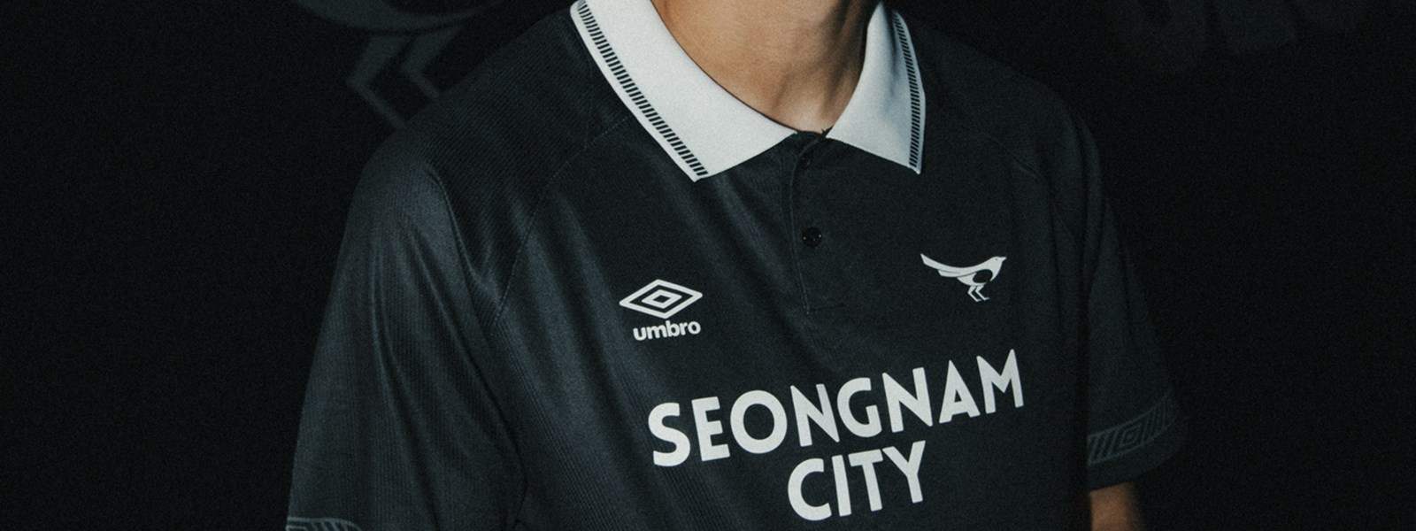 umbro-seongnam-fc-2023-home-kit-on-player