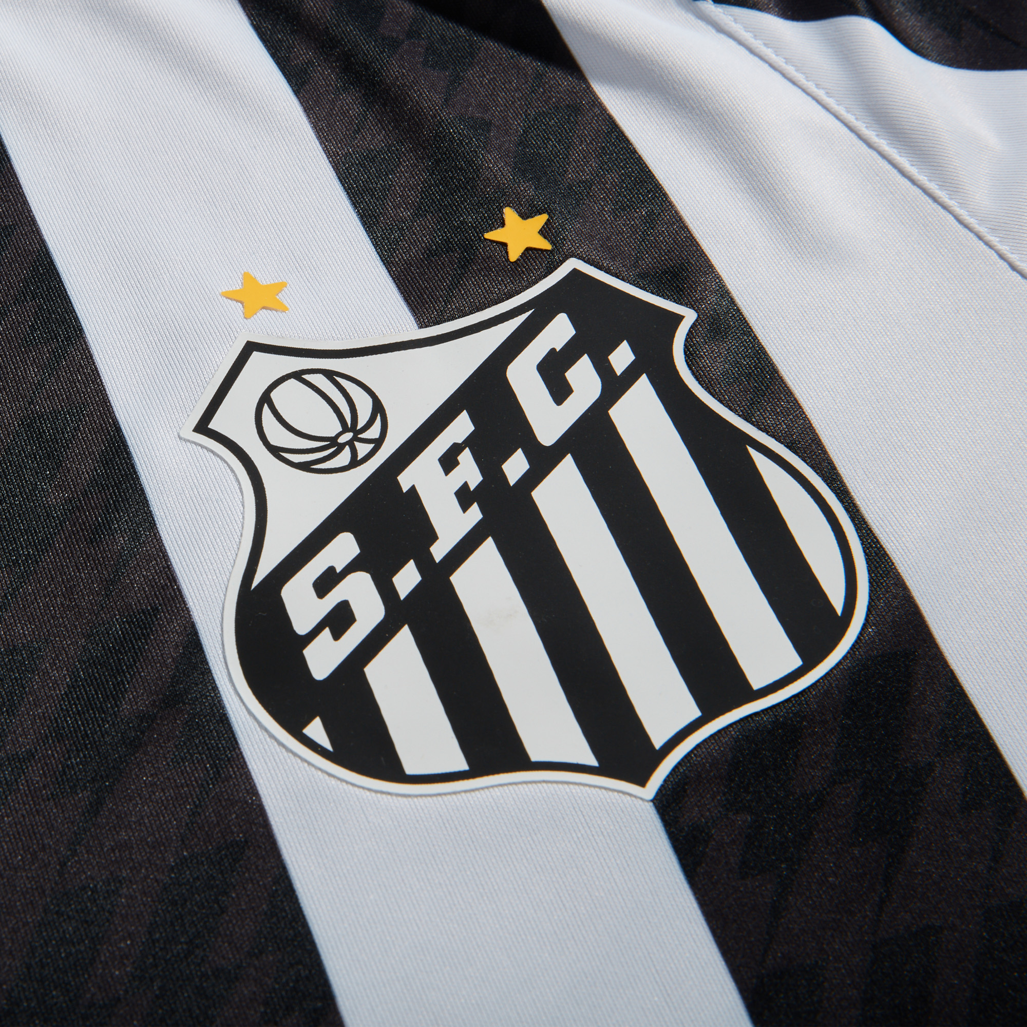 santos-21-22-away-kit-crest-shot