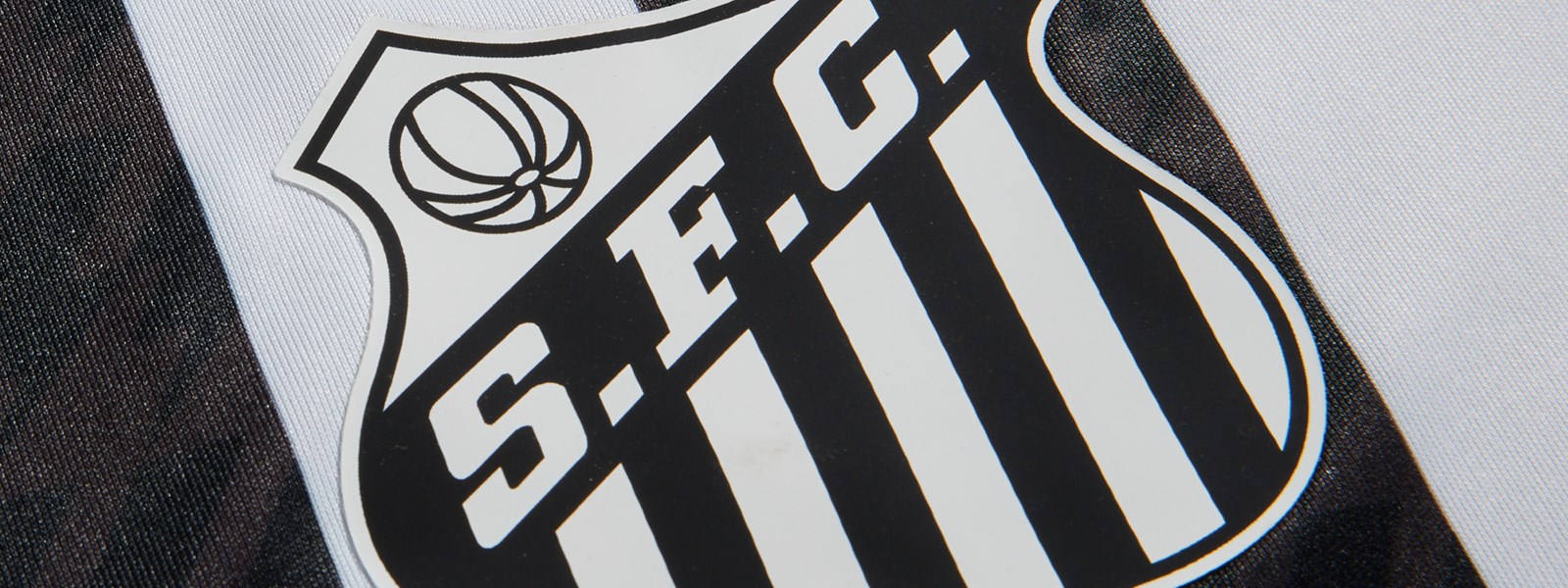 santos-21-22-away-kit-crest-shot