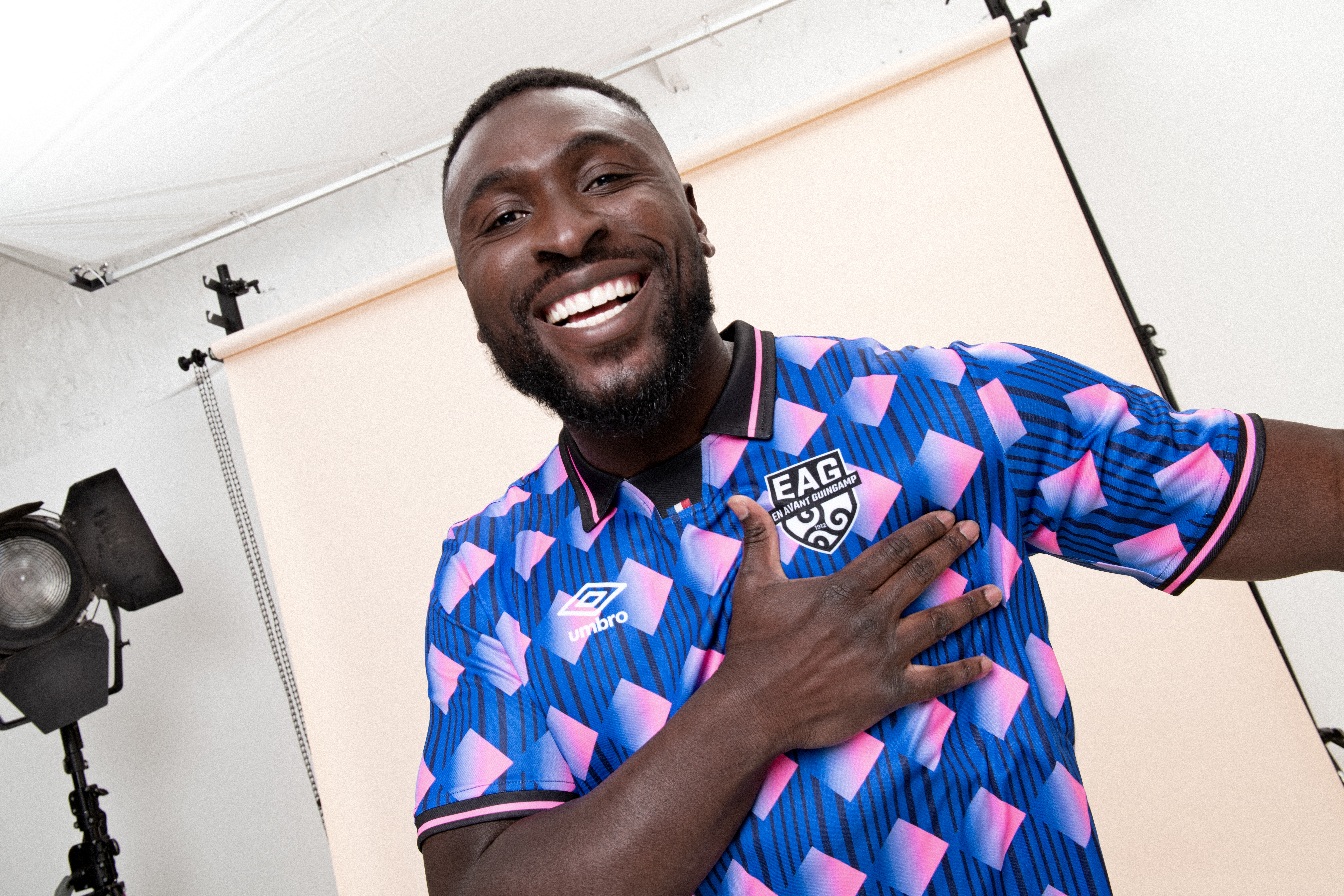 umbro-france-21-22-ea-guingamp-kit-shot-2