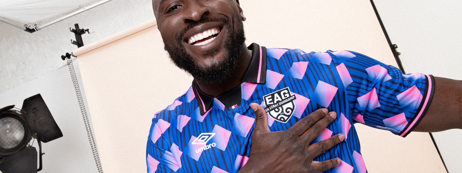 umbro-france-21-22-ea-guingamp-kit-shot-2