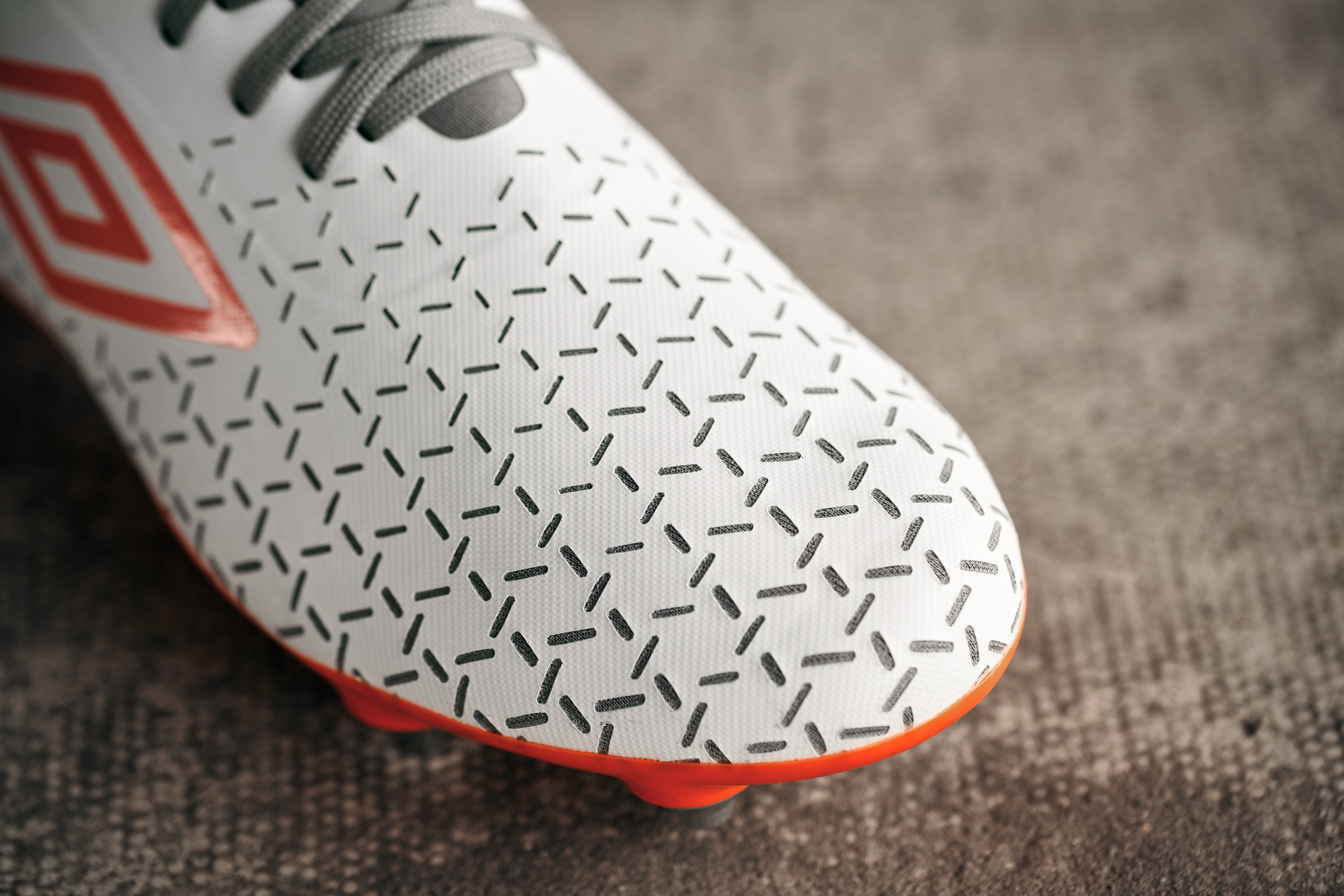 umbro-velocita-5-pro-white-carrot-3