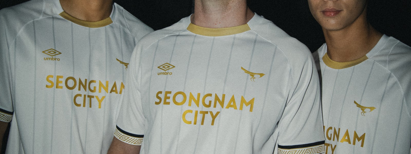 umbro-seongnam-fc-2023-away-kit-on-three-players-shot-2