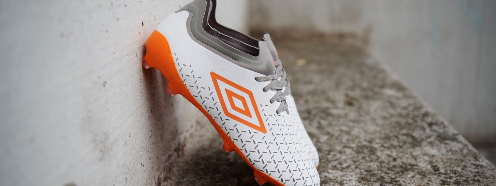 umbro-velocita-elite-white-carrot-grey-bootpack-shot-6