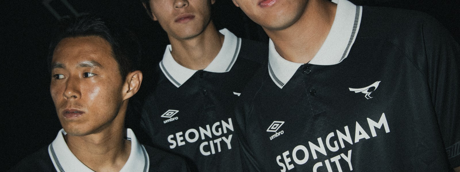 umbro-seongnam-fc-2023-home-kit-on-three-players-shot-2