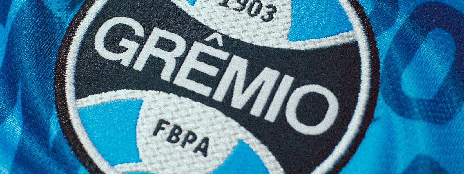 umbro-gremio-every-team-has-one-jersey-club-crest