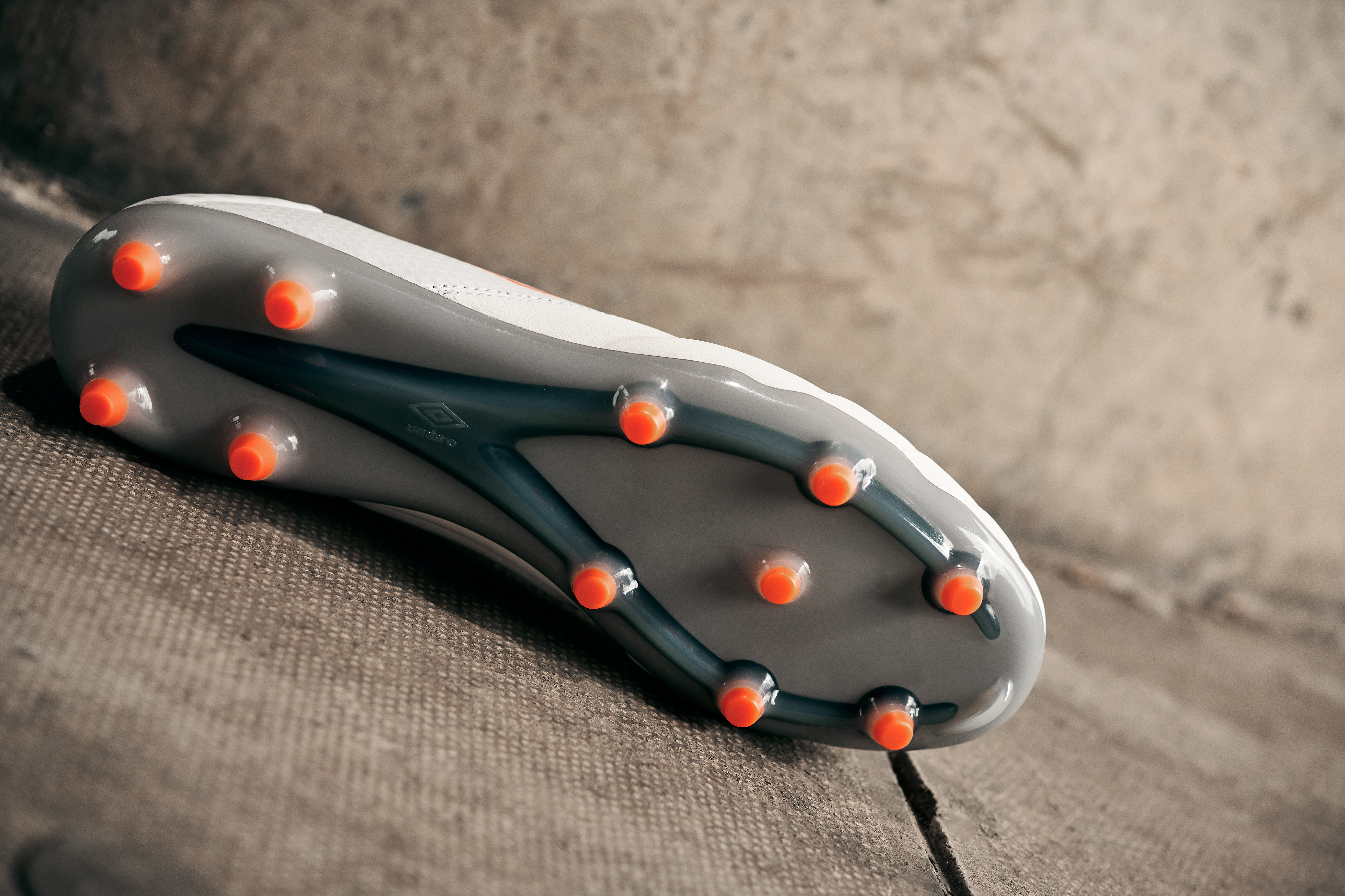 umbro-tocco-pro-white-carrot-4