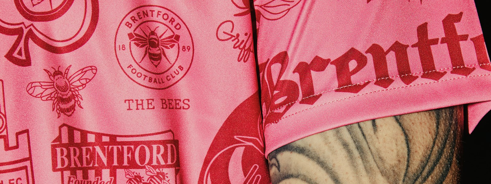 umbro-brentford-jersey-pink-details-3