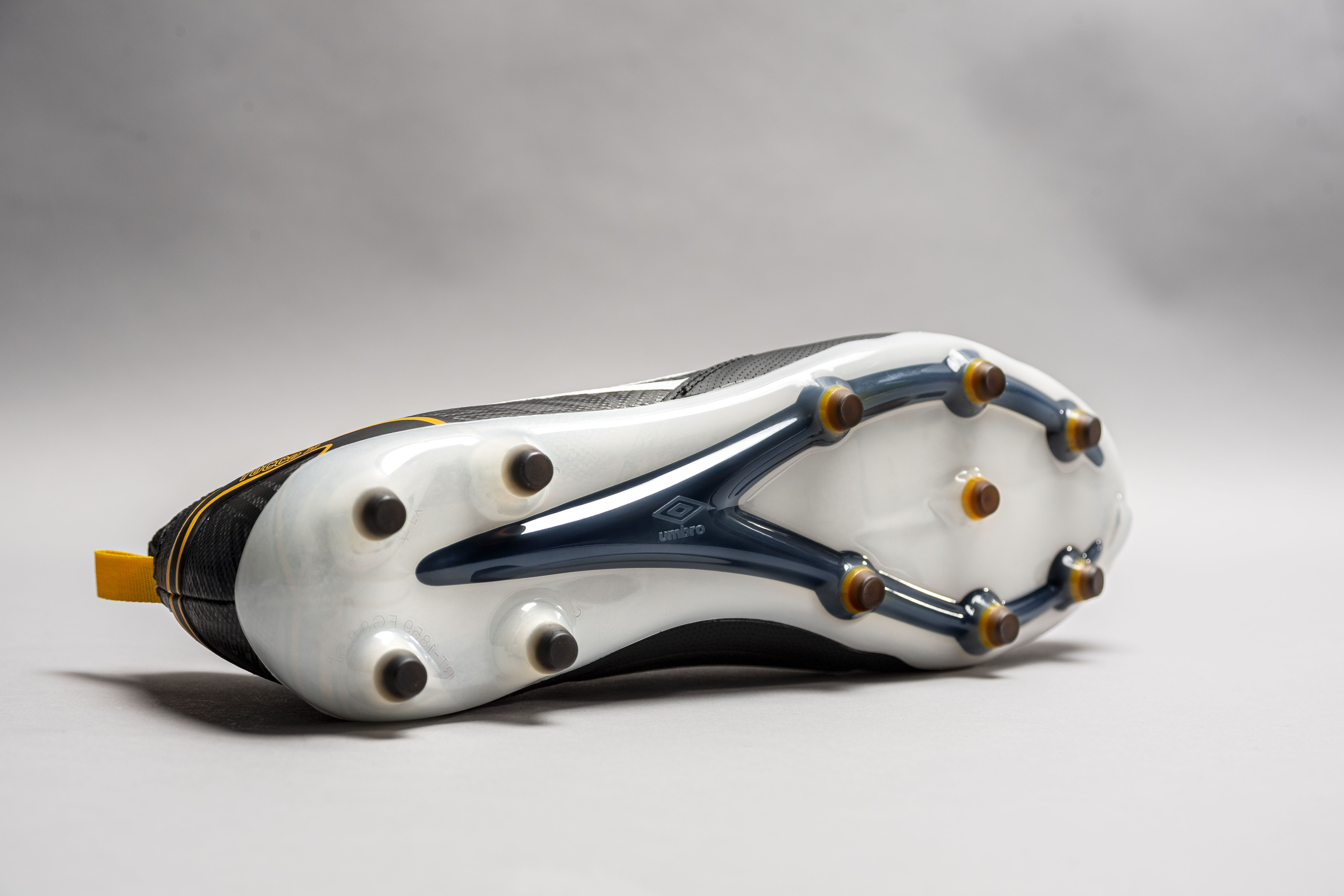 tocco-2-black-saffron-white-studio-pebax-control-outsole