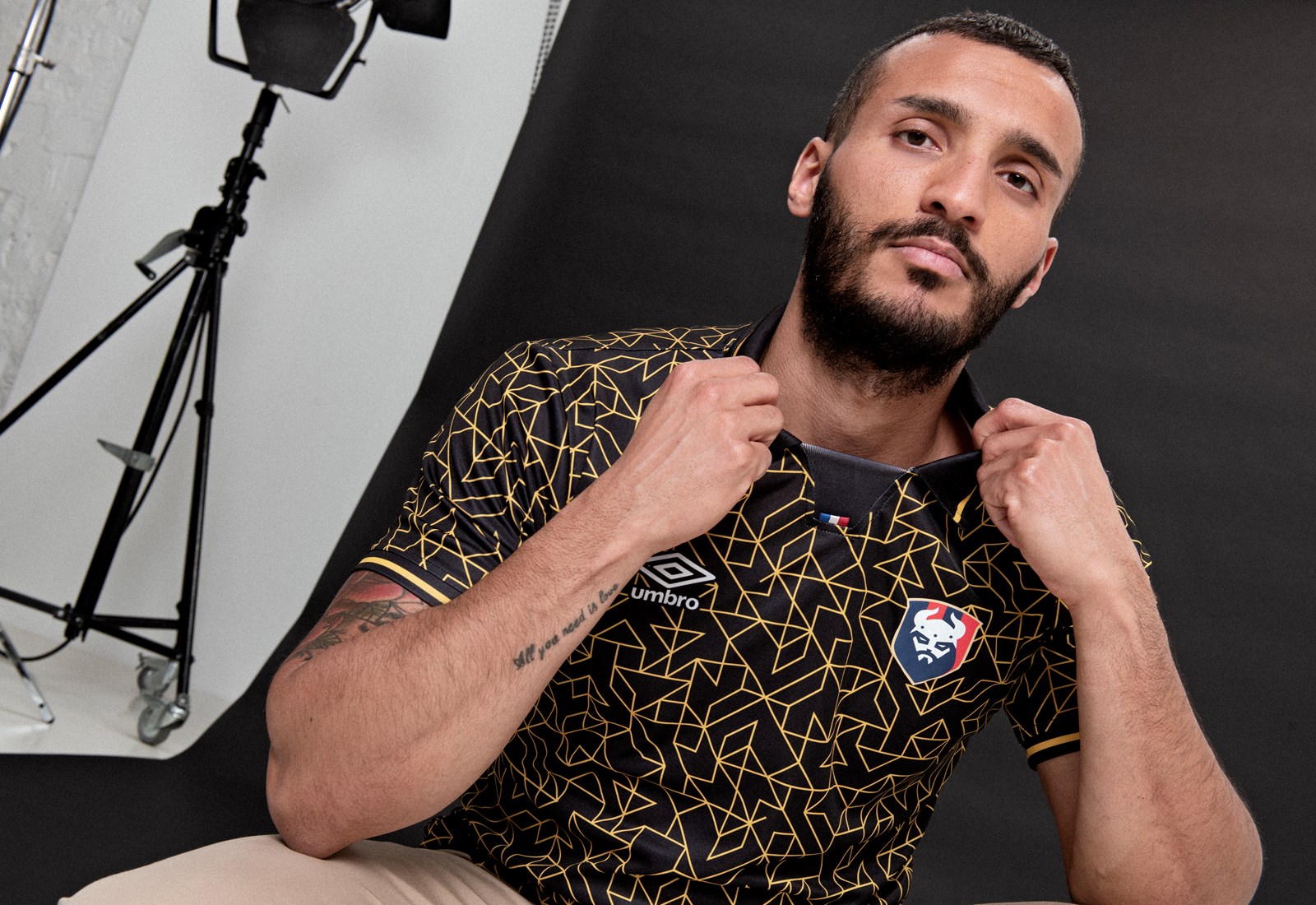 umbro-france-21-22-sm-caen-goalkeeper-kit-shot-3