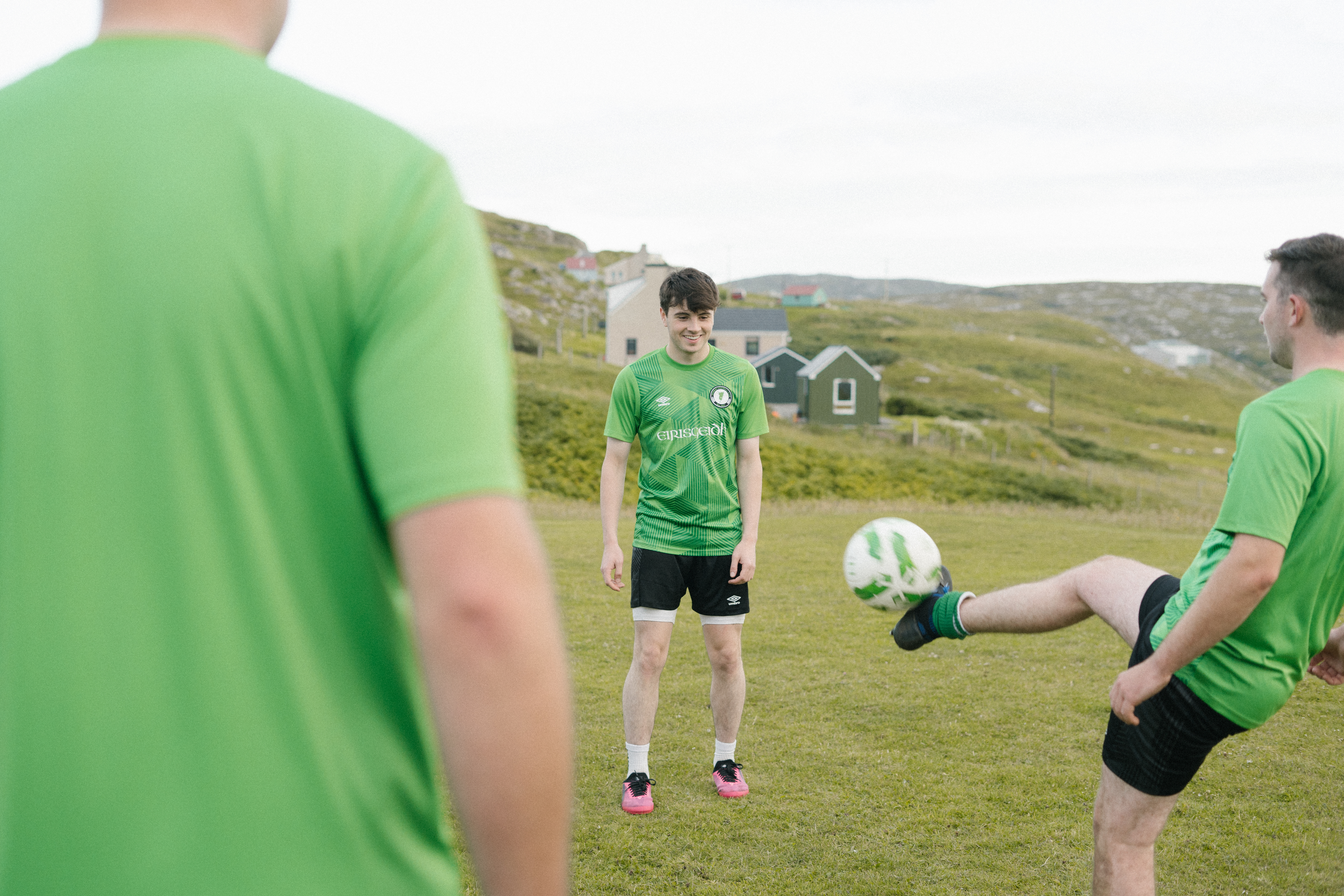 four-corners-eriskay-fc-dominic-mccauley-warming-up