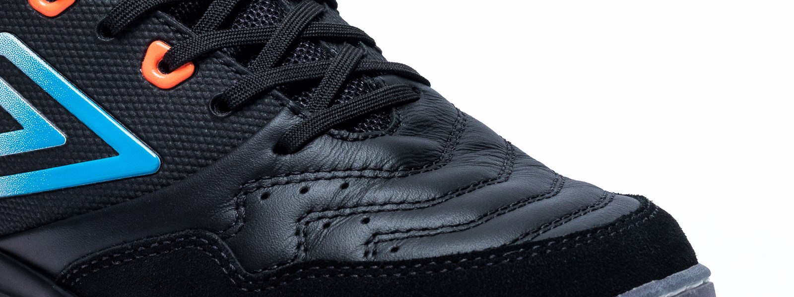 umbro-brazil-pro-style-futsal-shoe-etail-shot-3