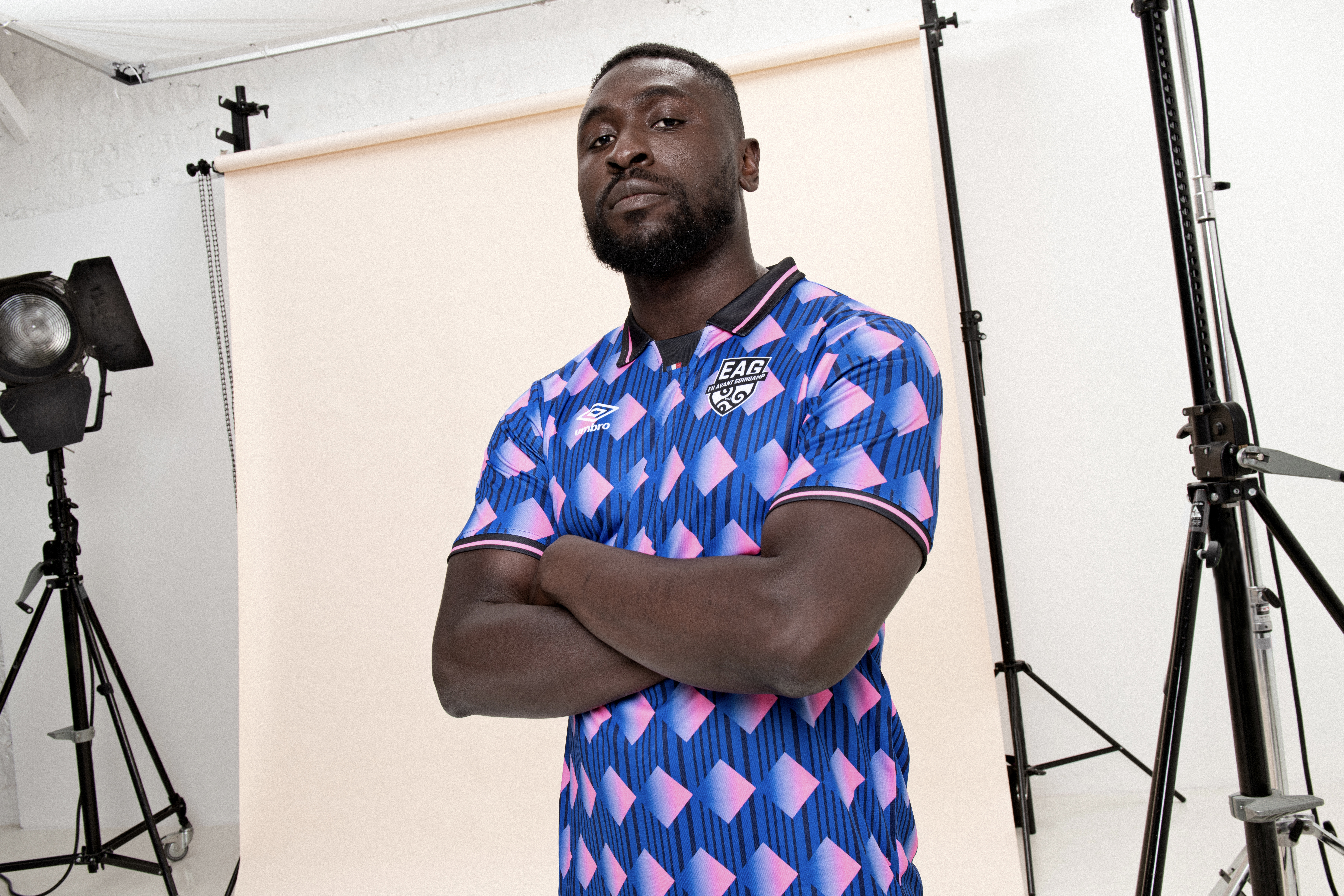 umbro-france-21-22-ea-guingamp-goalkeeper-kit-shot-1