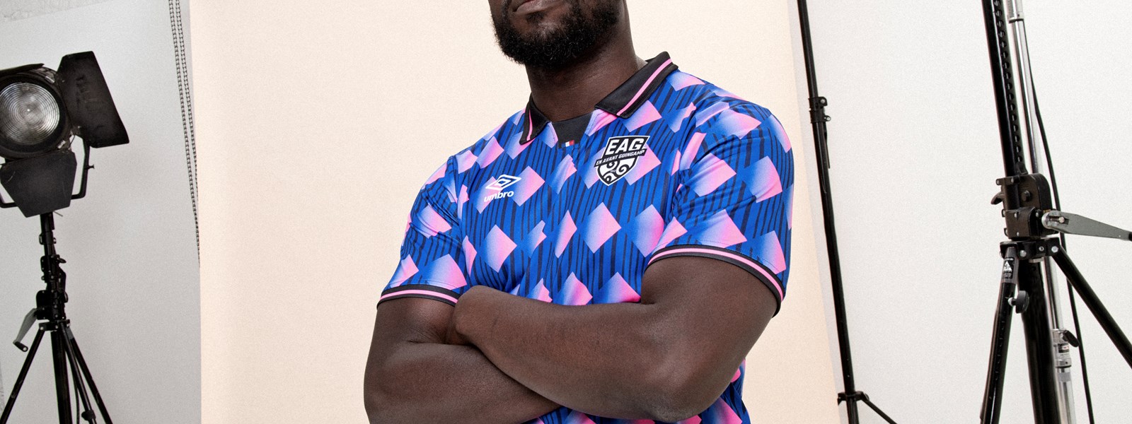 umbro-france-21-22-ea-guingamp-goalkeeper-kit-shot-1