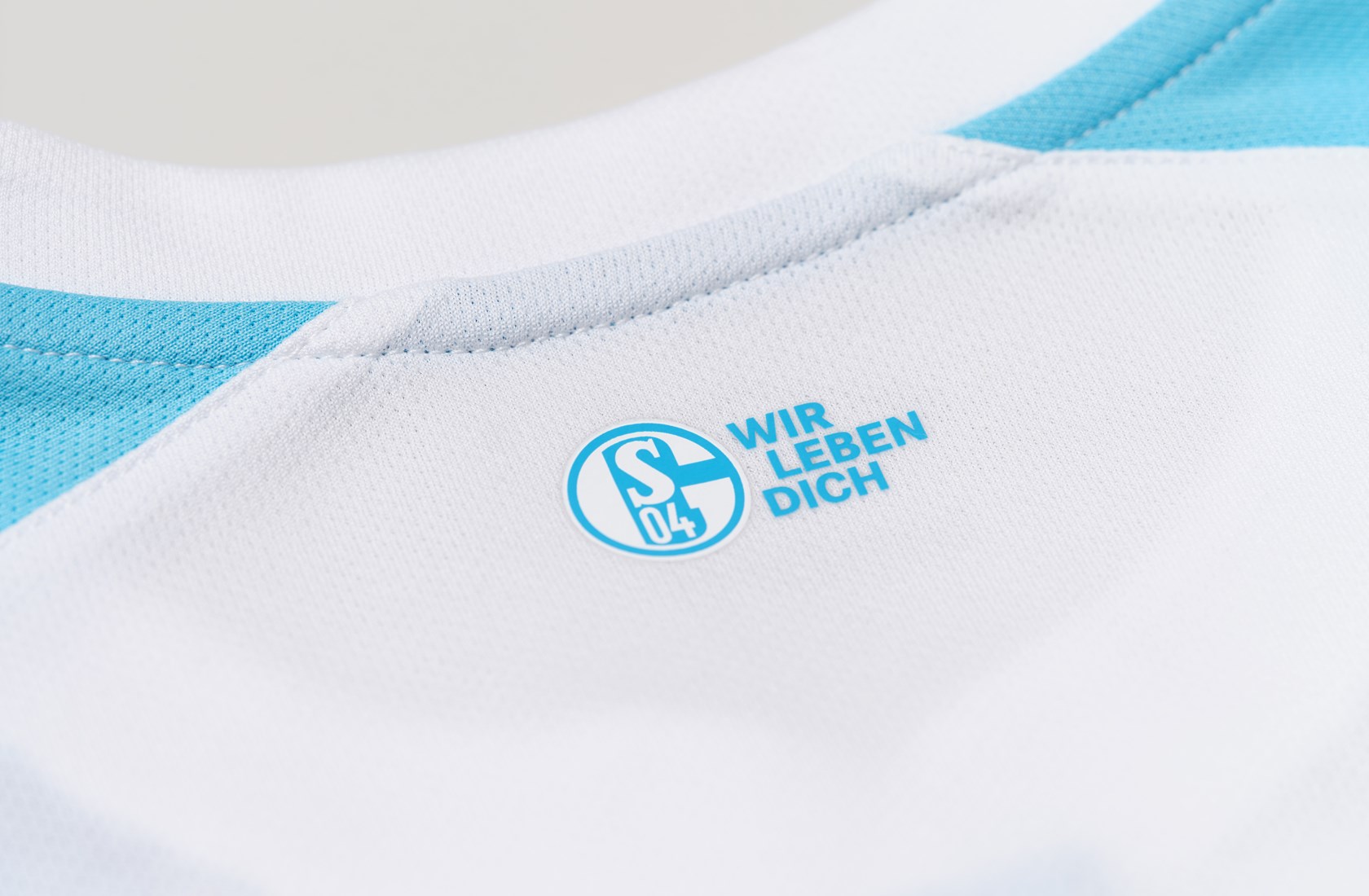 fc-schalke-04-away-back-neck-signoff-shot