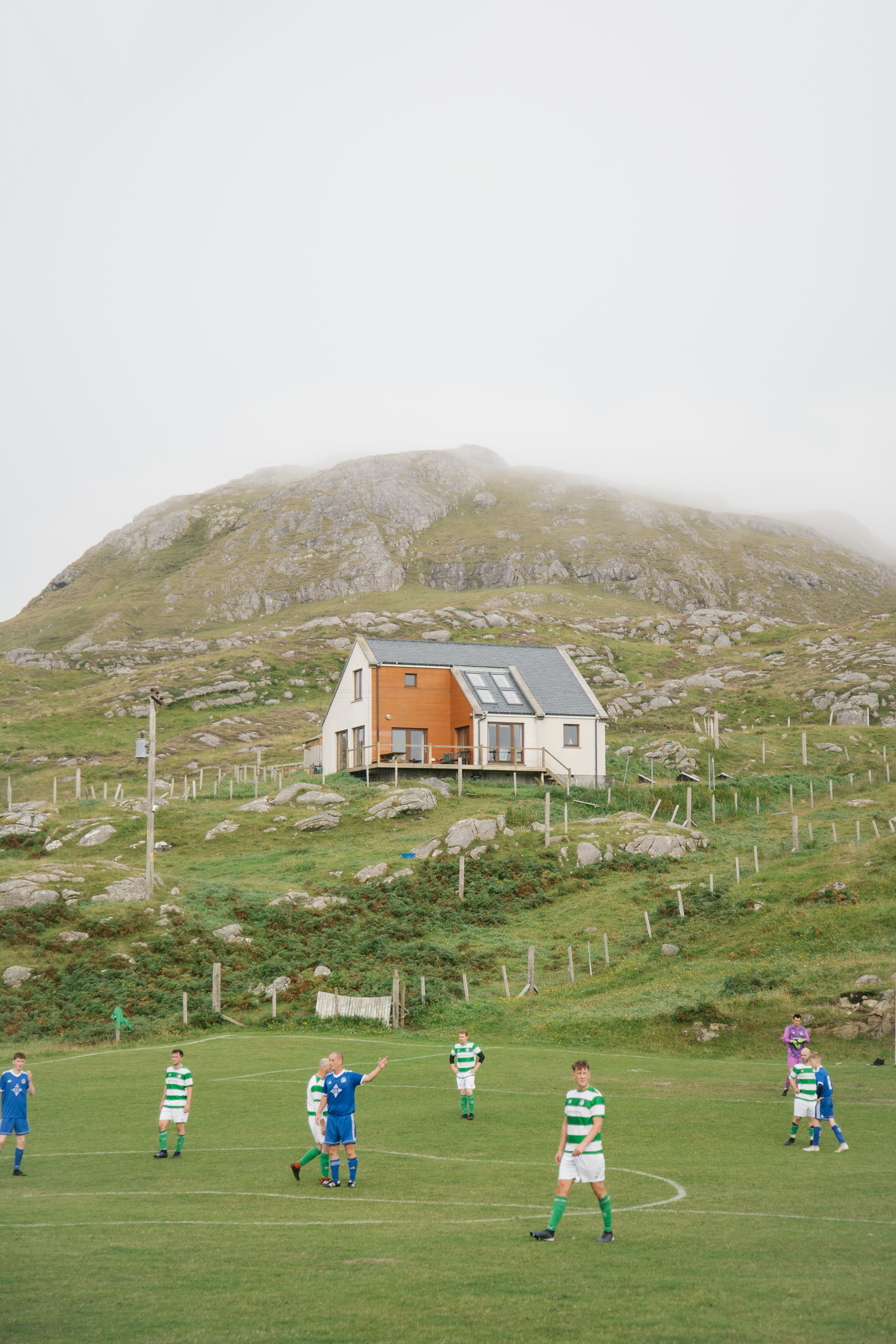 four-corners-eriskay-fc-players-on-the-pitch