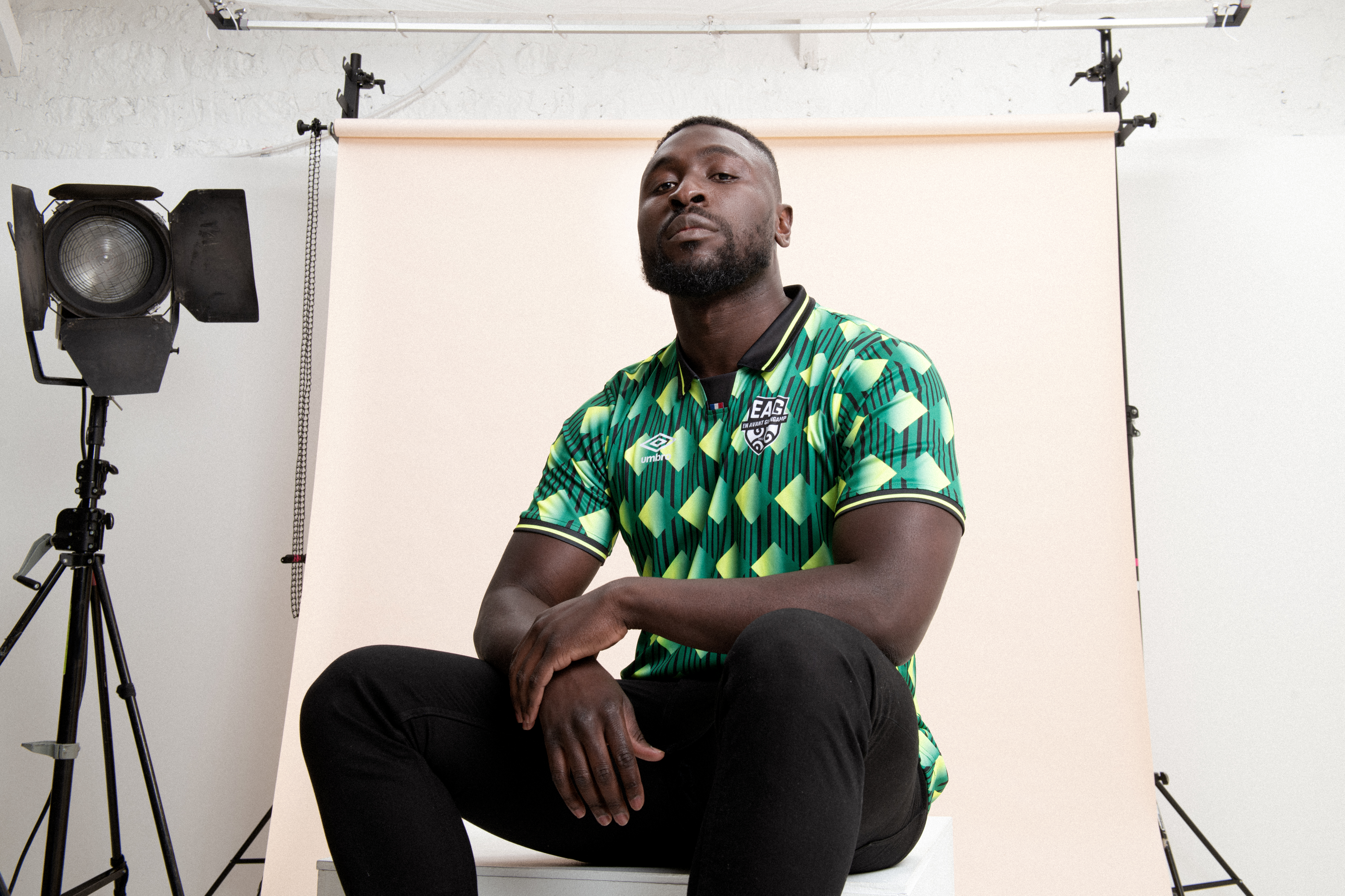 umbro-france-21-22-ea-guingamp-kit-shot-3