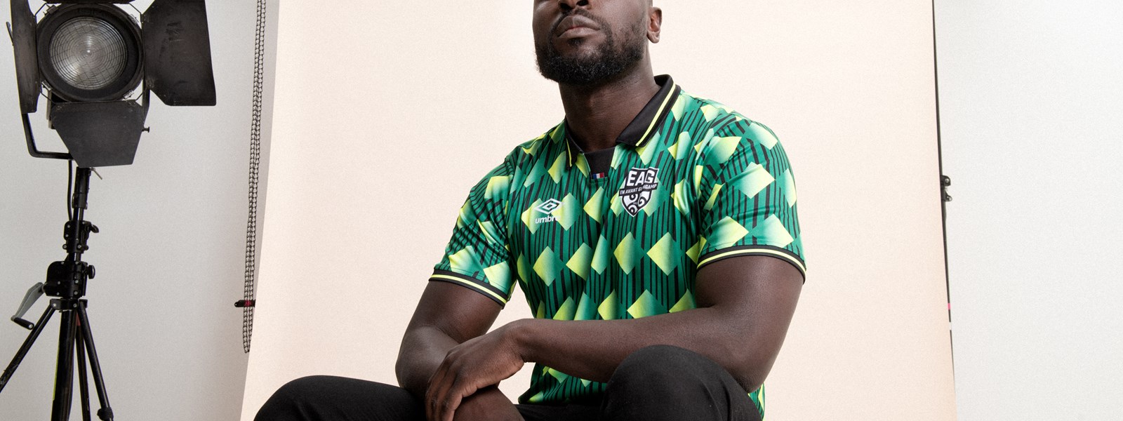 umbro-france-21-22-ea-guingamp-kit-shot-3