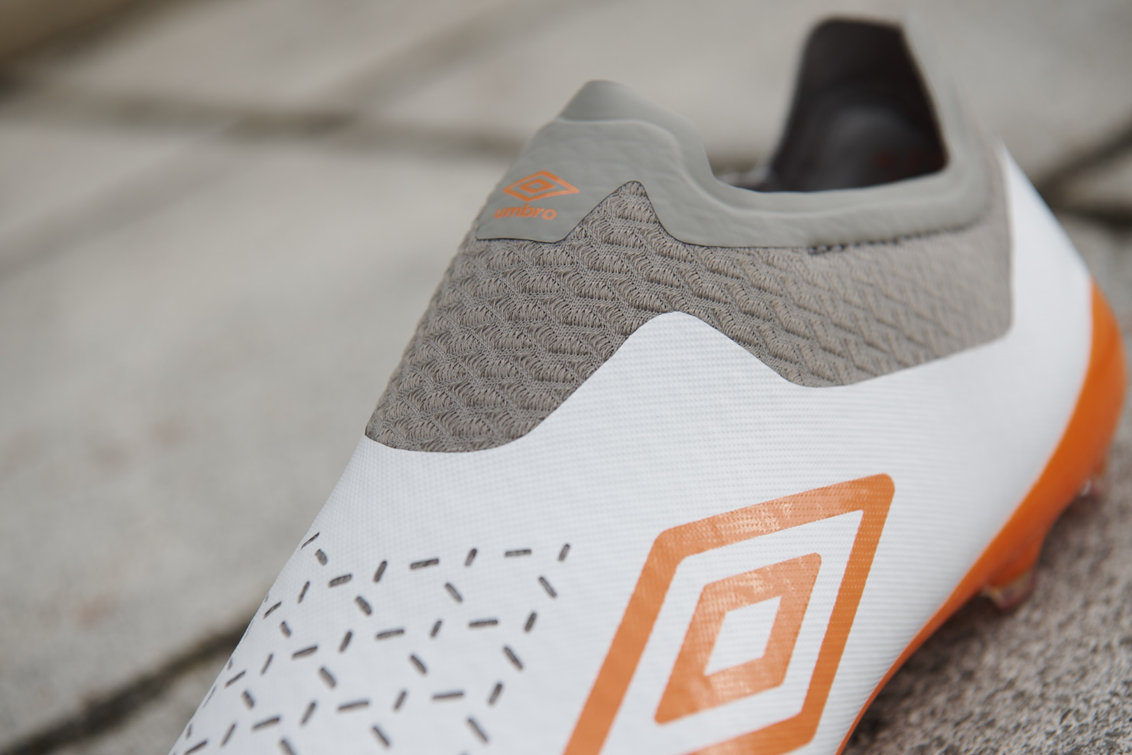 umbro-velocita-5-elite-white-carrot-2