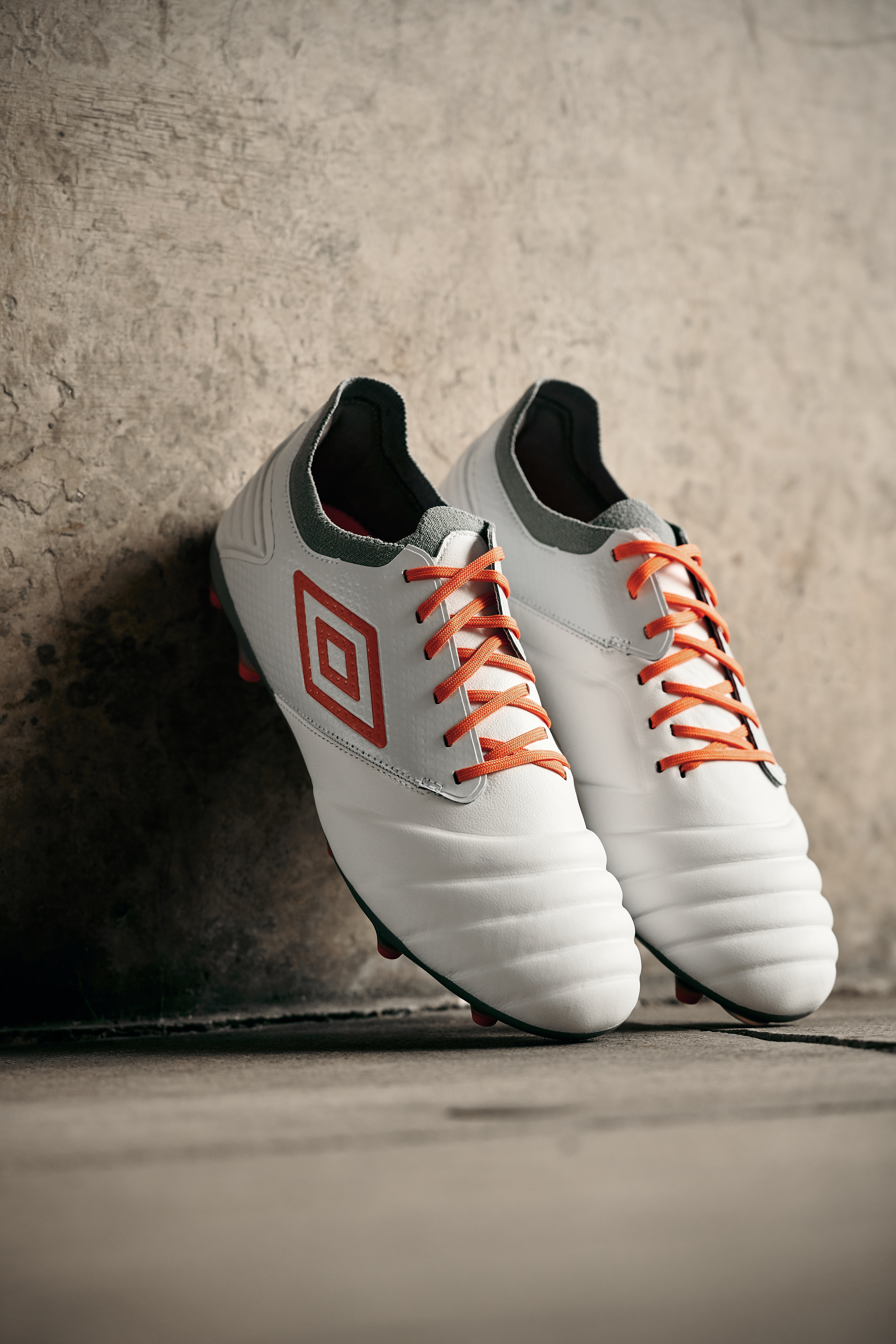 umbro-tocco-pro-white-carrot-grey-bootpack-shot-2
