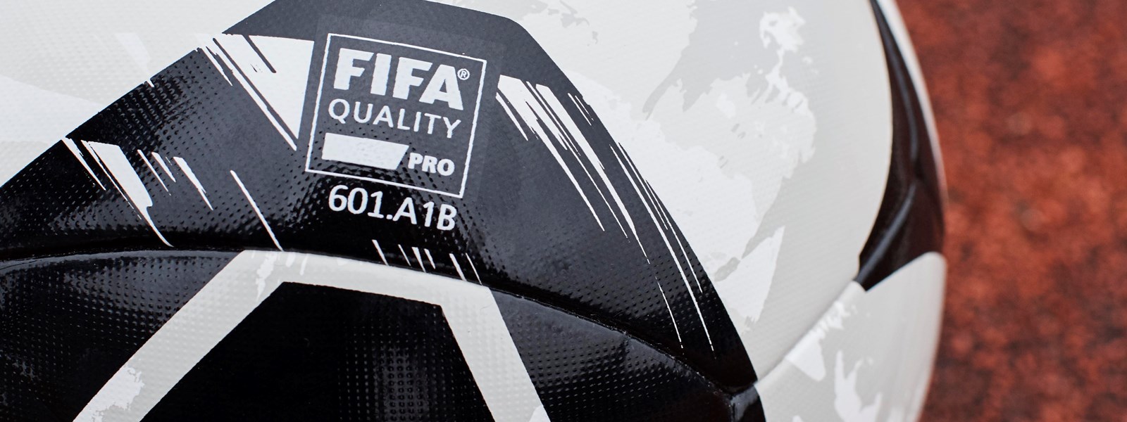 umbro-sala-2-futsal-ball-white-fifa-logo