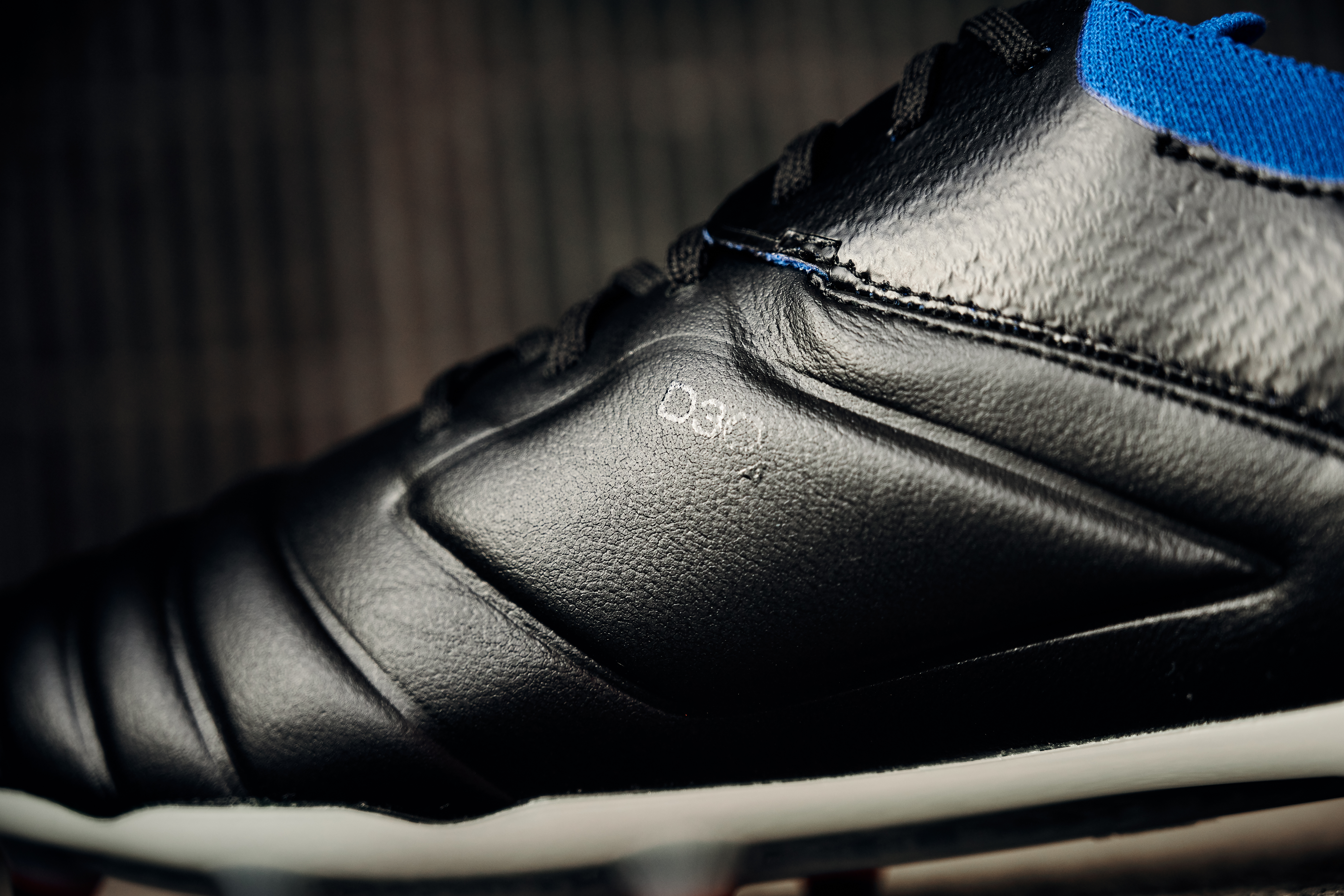 umbro-tocco-pro-black-blue-3