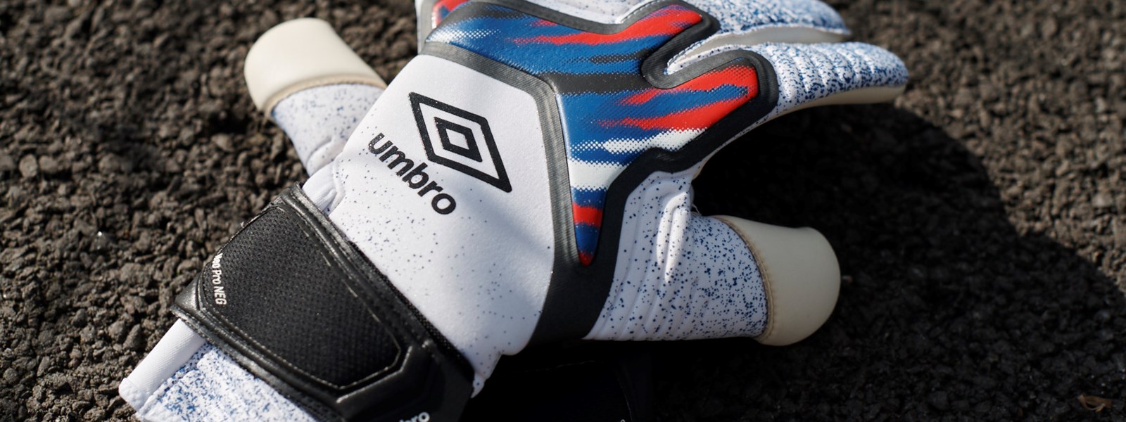 umbro-neo-pro-goalkeeper-gloves-shot-1
