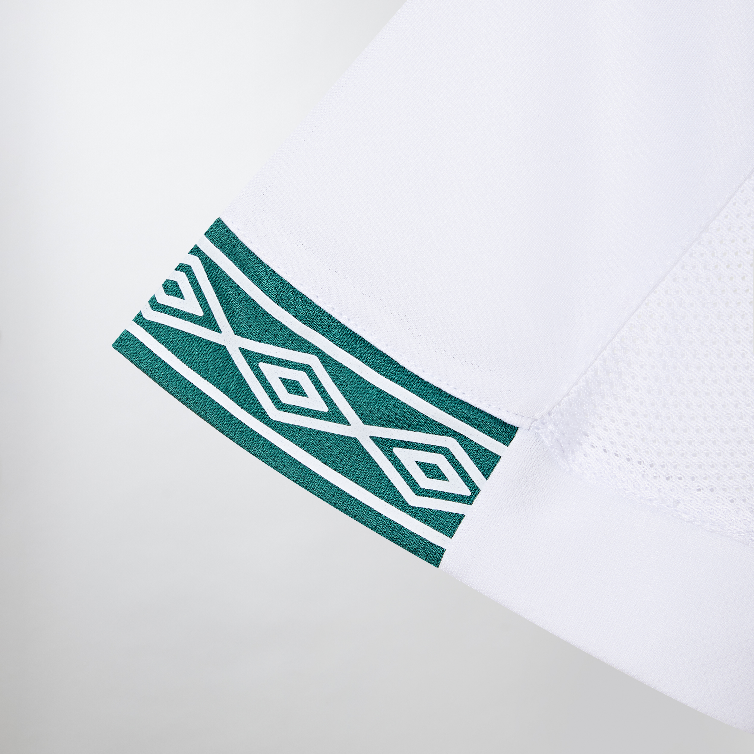 iraq-national-team-21-22-away-kit-sleeve-shot