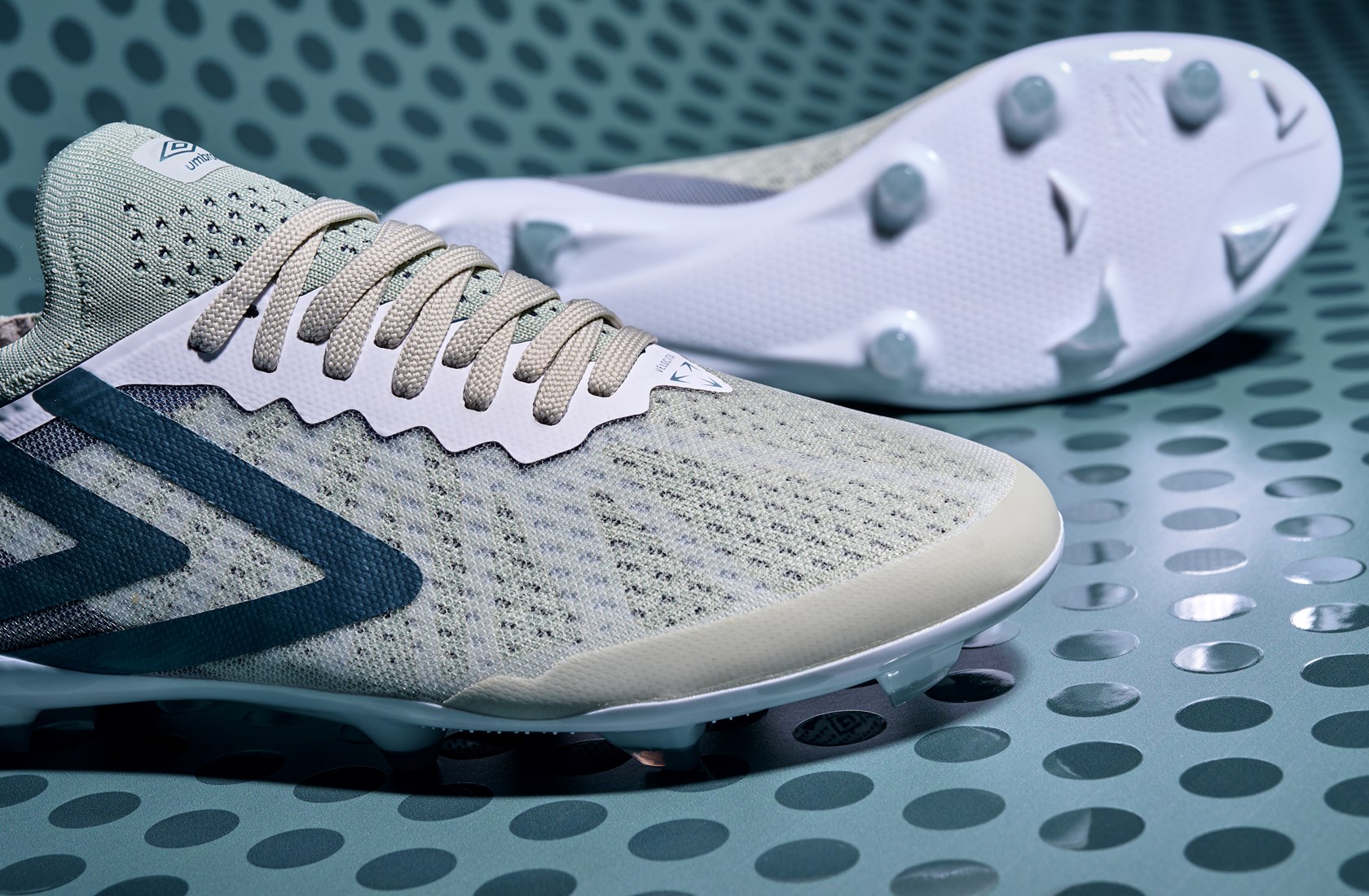 velocita-6-pro-white-blue-sarragosso-upper-shot