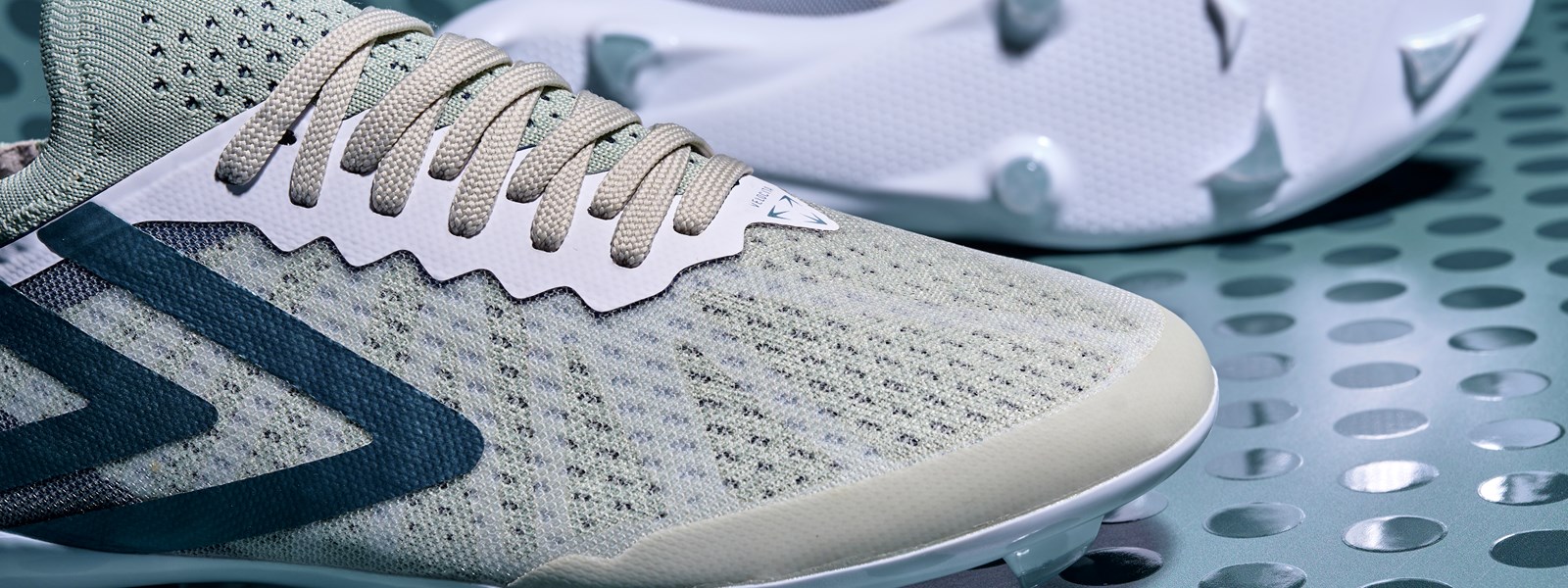 velocita-6-pro-white-blue-sarragosso-upper-shot