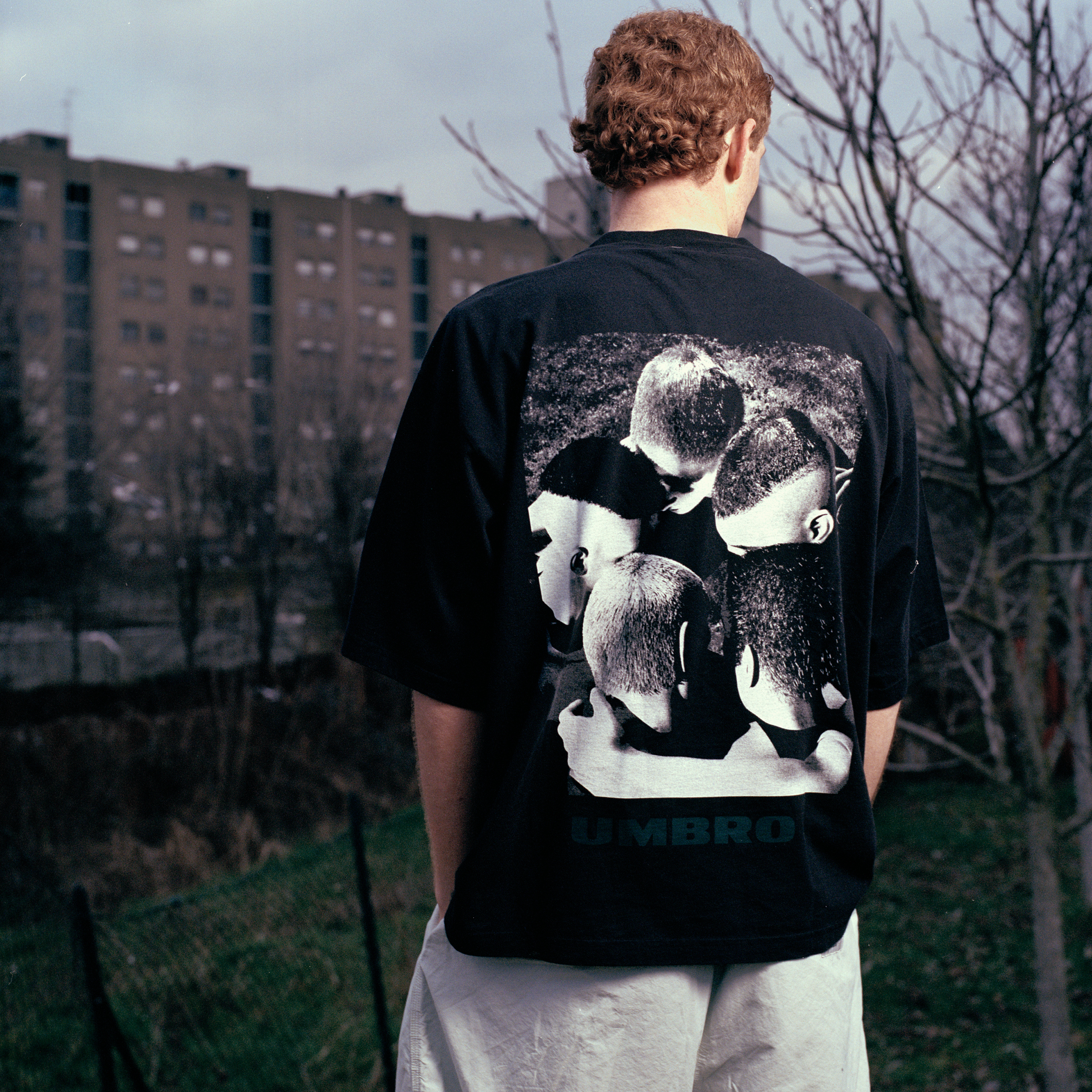 umbro-slam-jam-model-in-printed-t-shirt