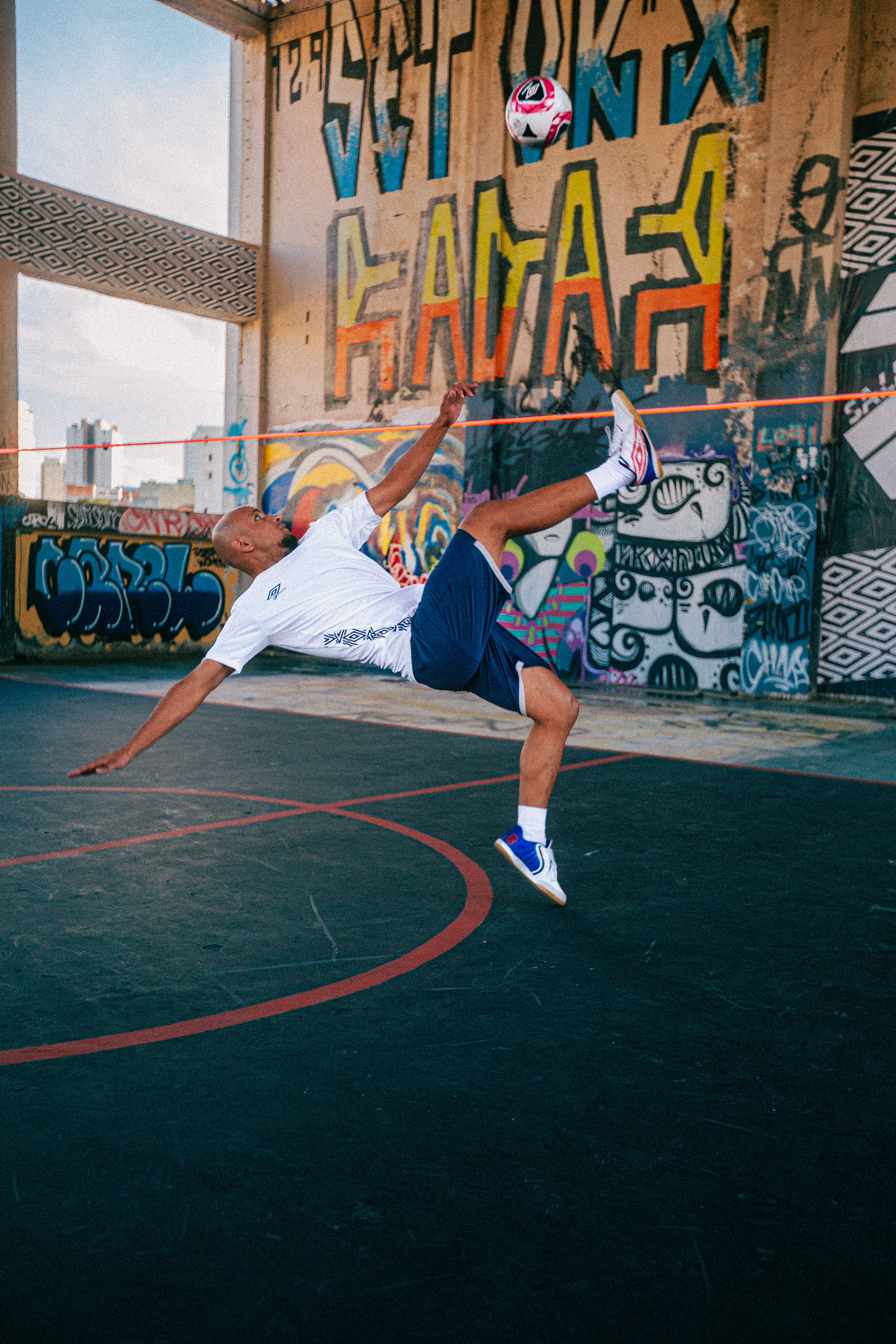 sala-z-futsal-shoe-player-shot-3