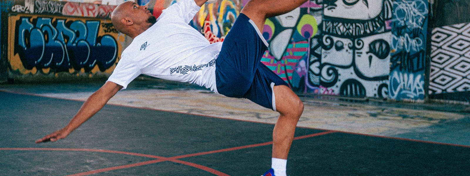 sala-z-futsal-shoe-player-shot-3