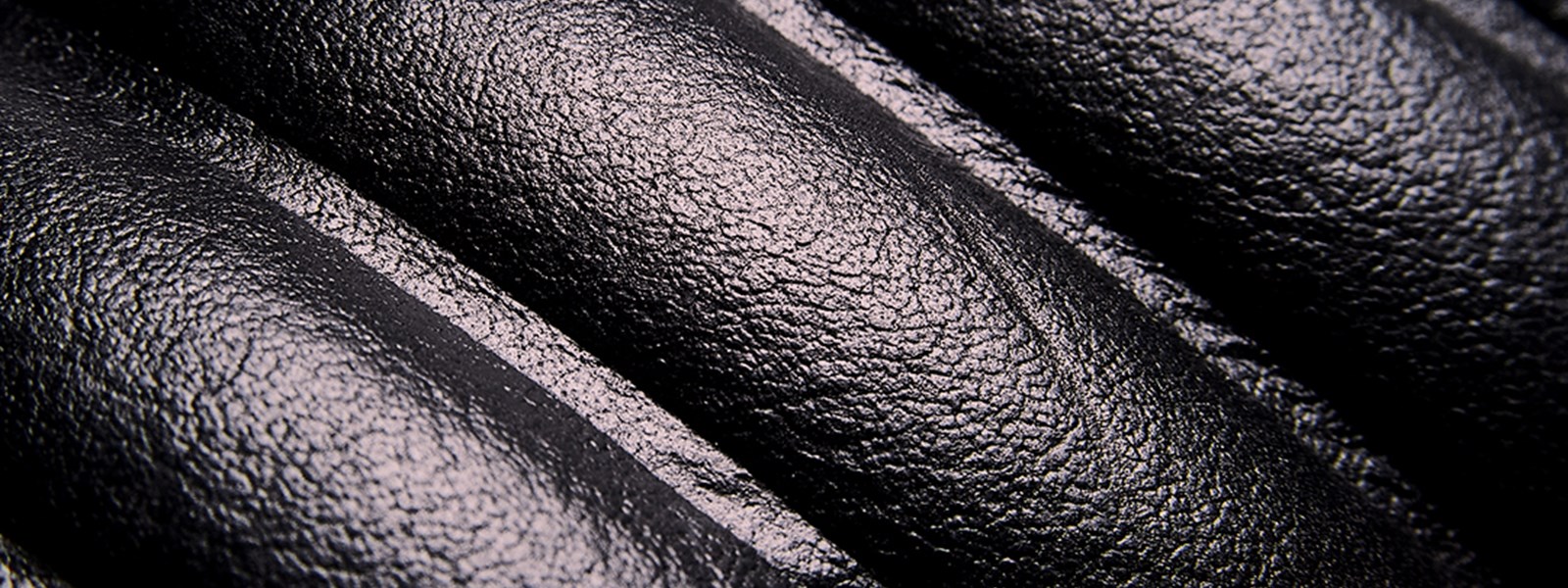 tocco-pro-black-cherry-tomato-k-leather-close-up