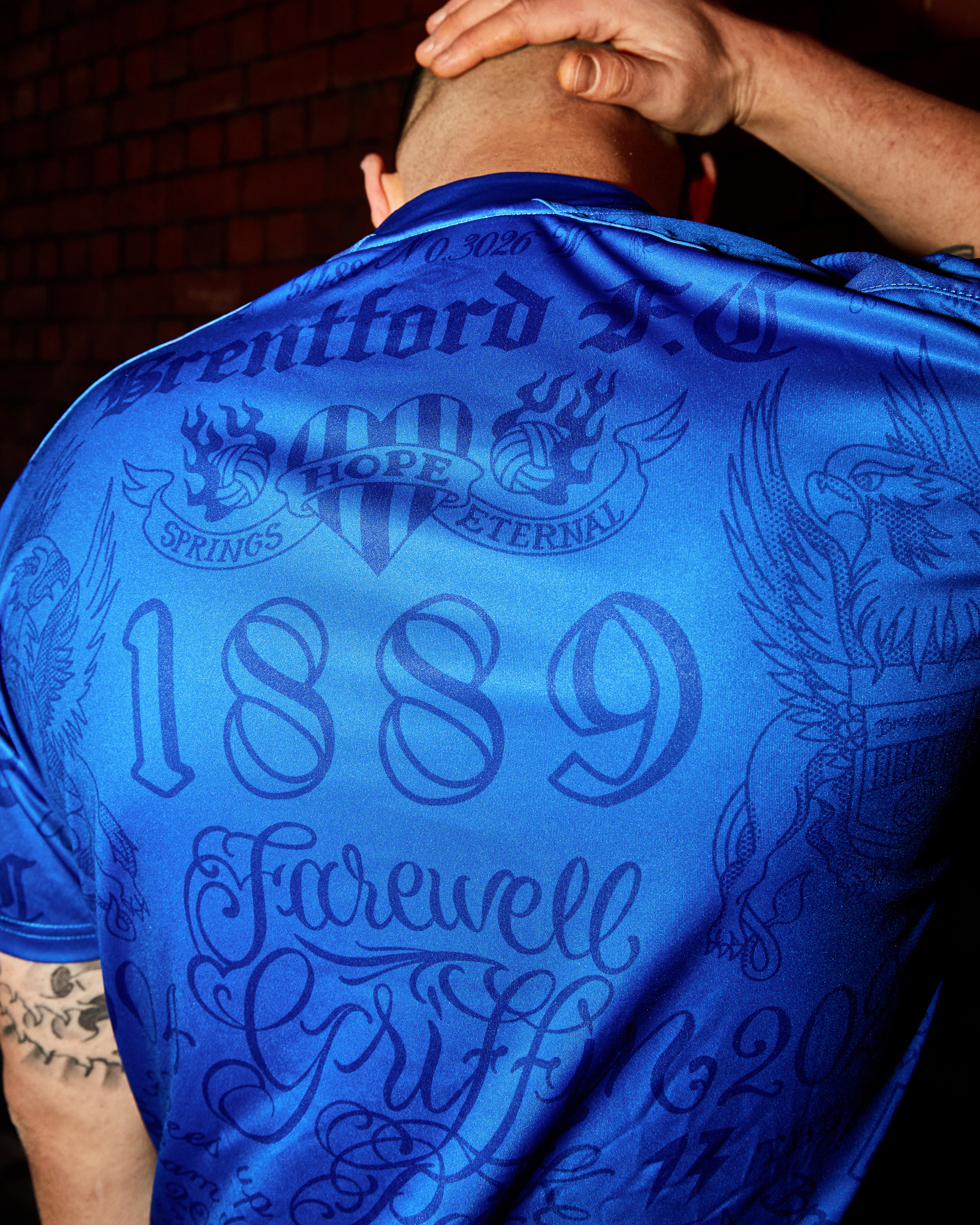 umbro-brentford-jersey-blue-details-1