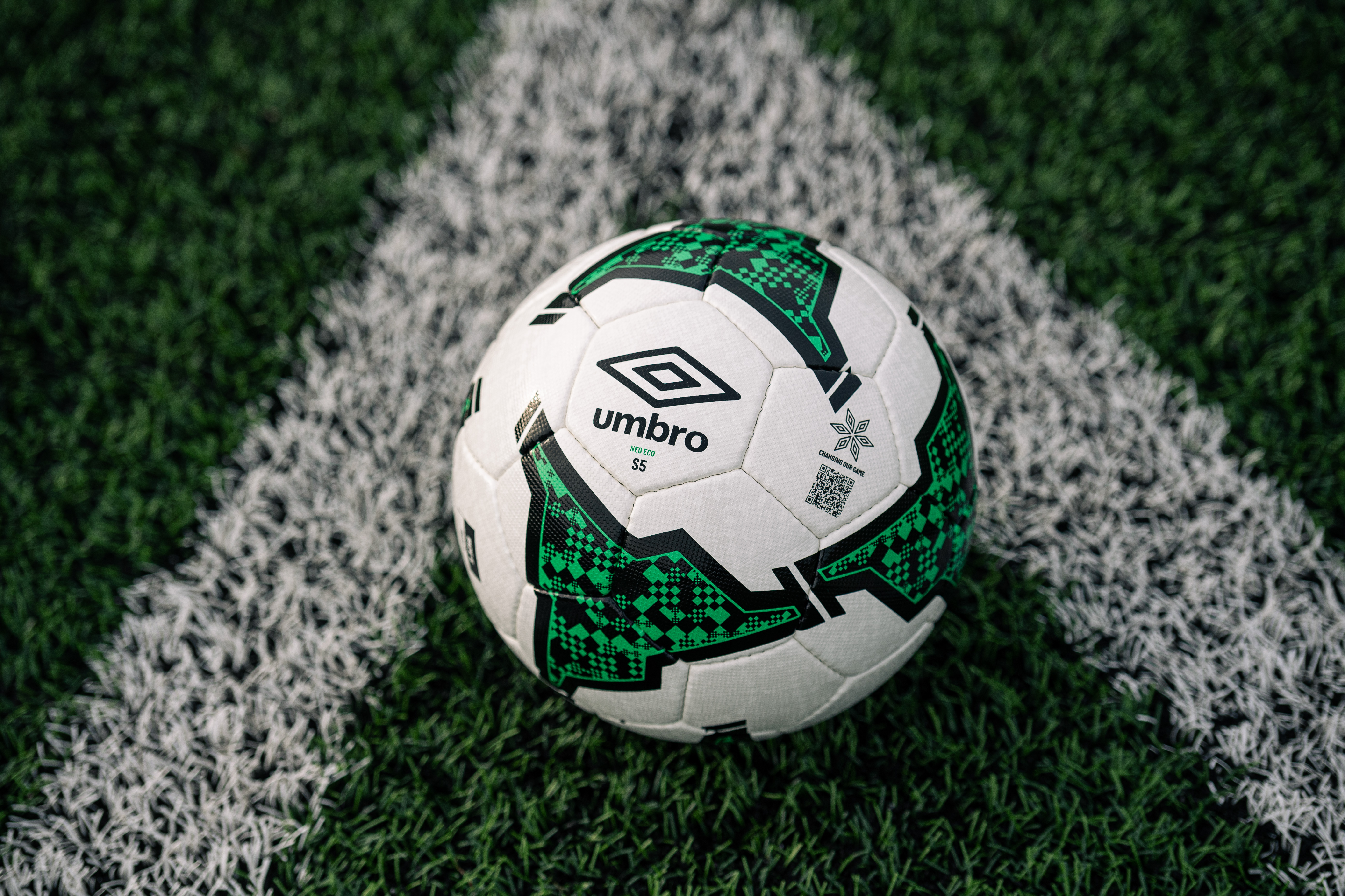 umbro-neo-eco-football-product-shot-1