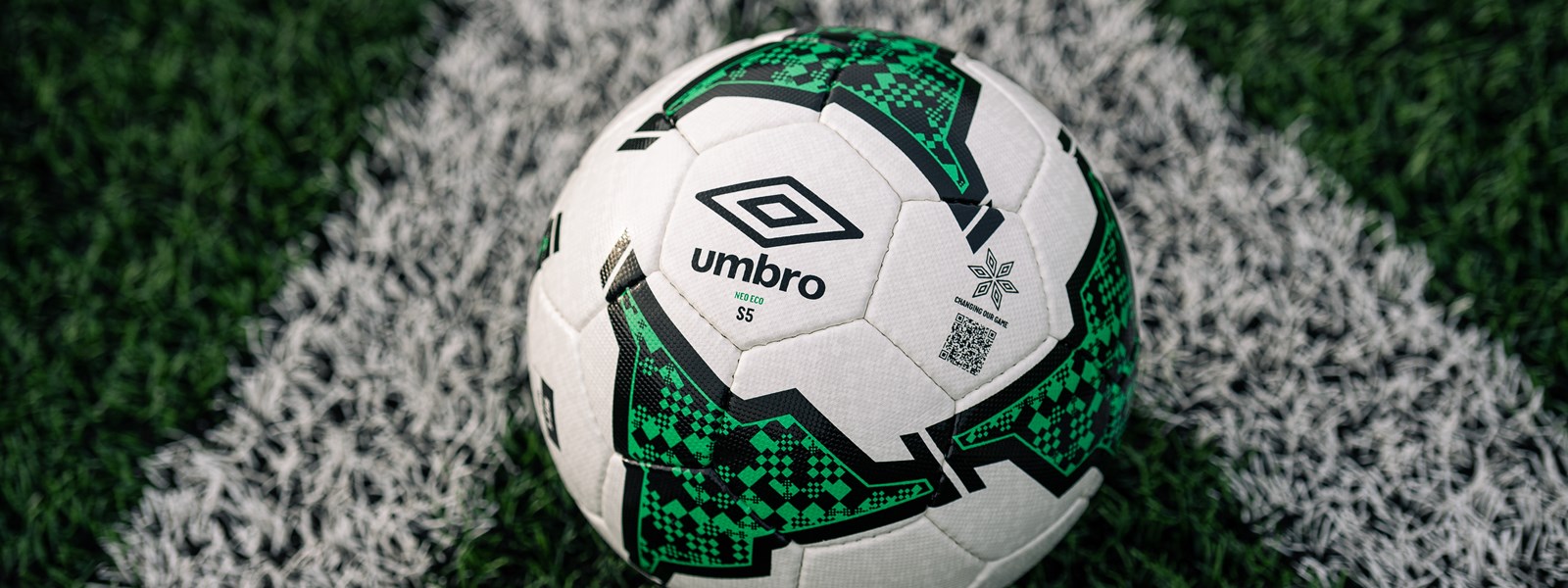 umbro-neo-eco-football-product-shot-1