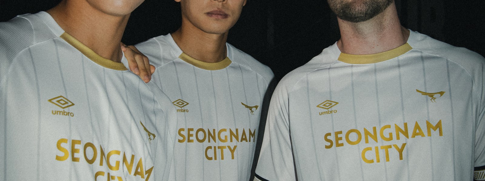 umbro-seongnam-fc-2023-away-kit-on-three-players