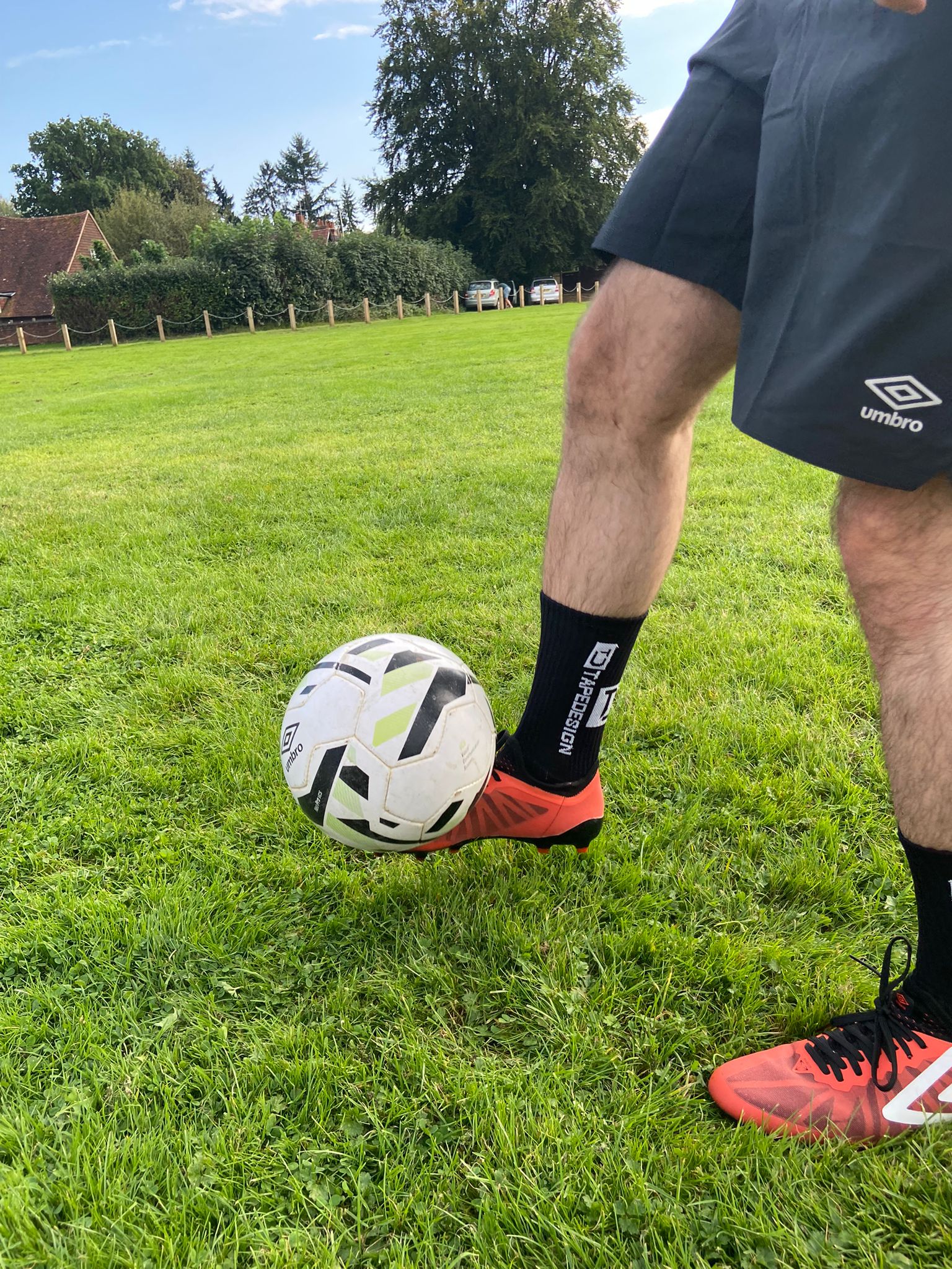 jay-jones-umbro-diamond-fc-passing-the-ball