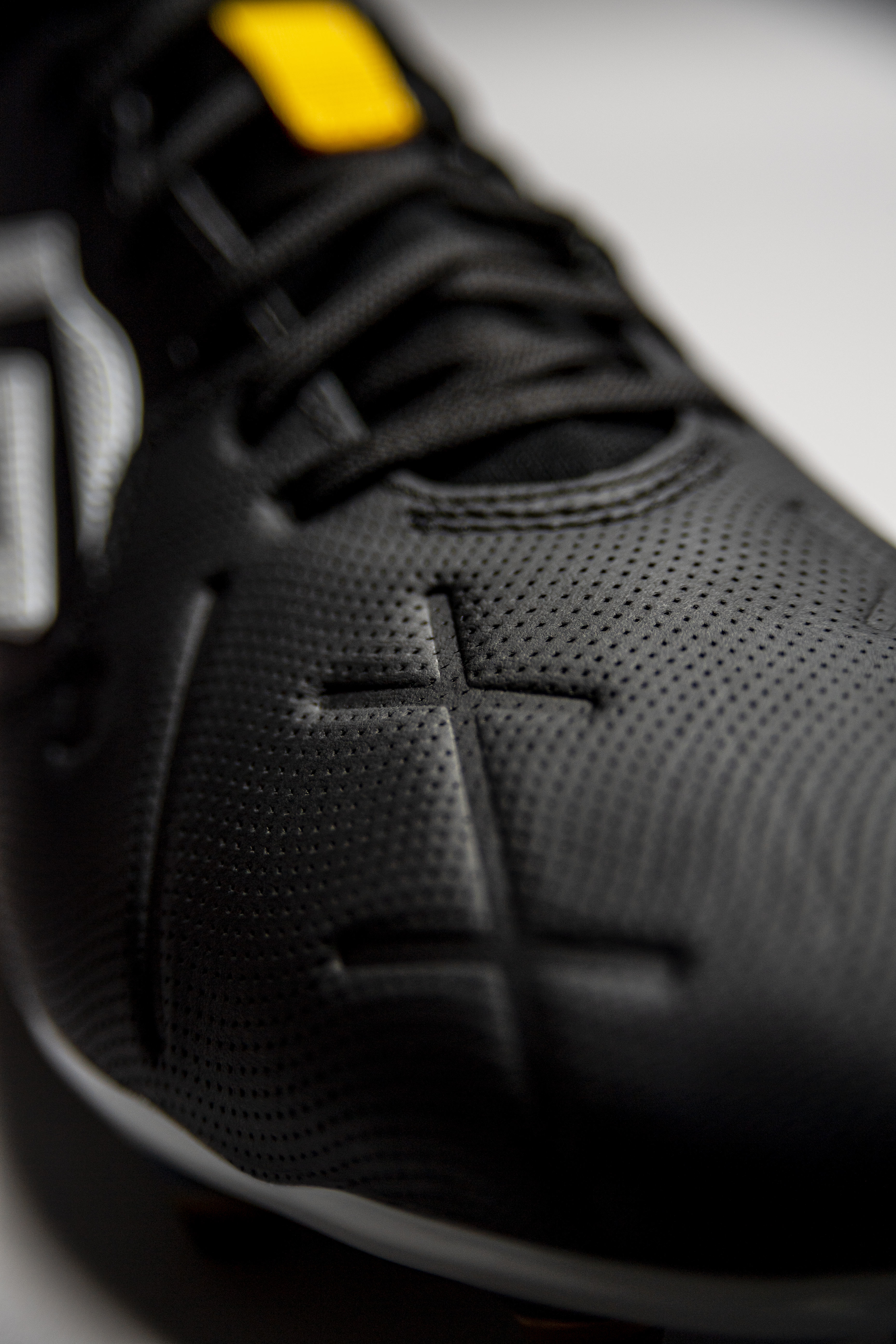 tocco-2-black-saffron-white-studio-optima-k-leather