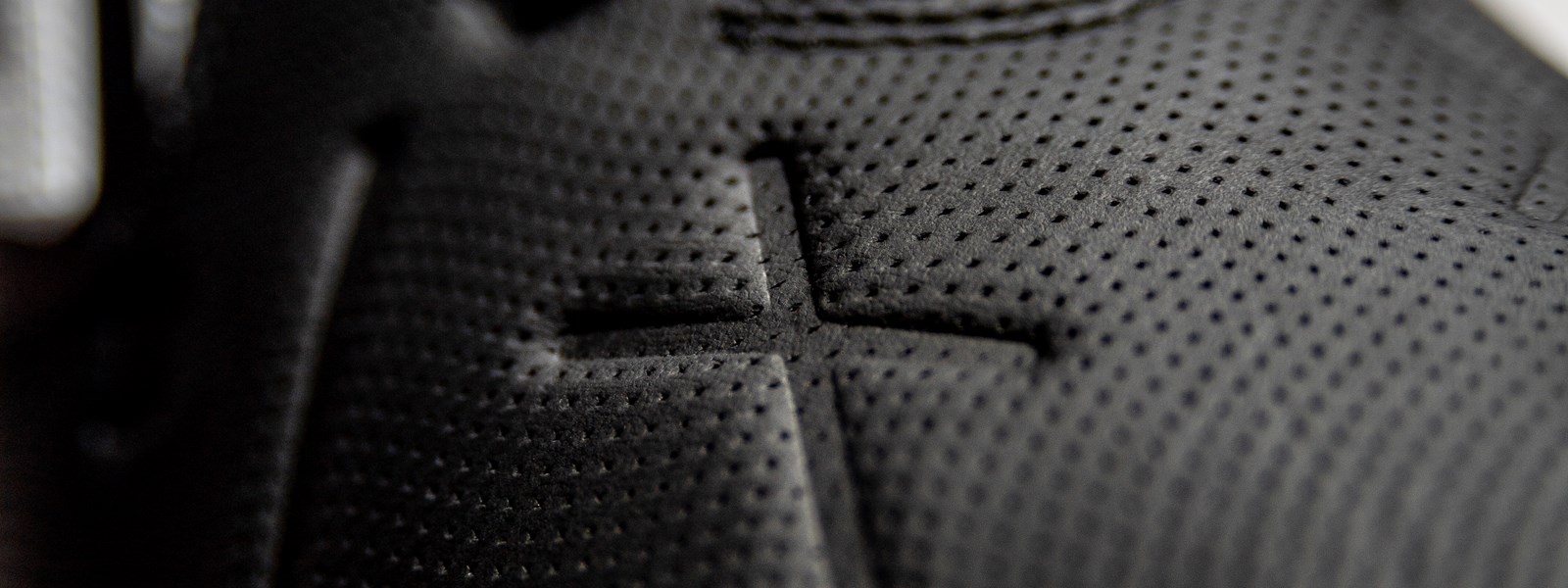 tocco-2-black-saffron-white-studio-optima-k-leather
