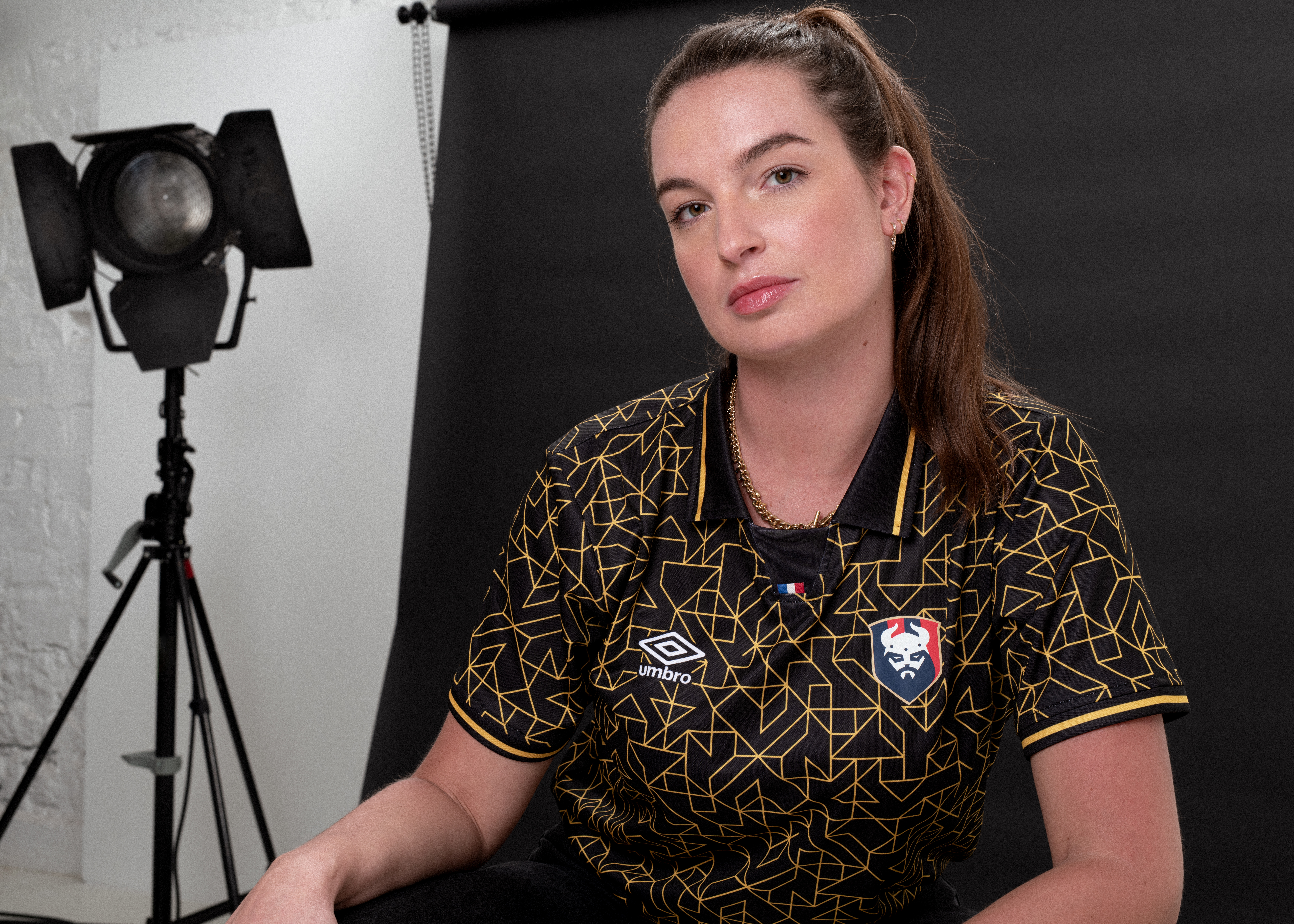 umbro-france-21-22-sm-caen-goalkeeper-kit-shot-1