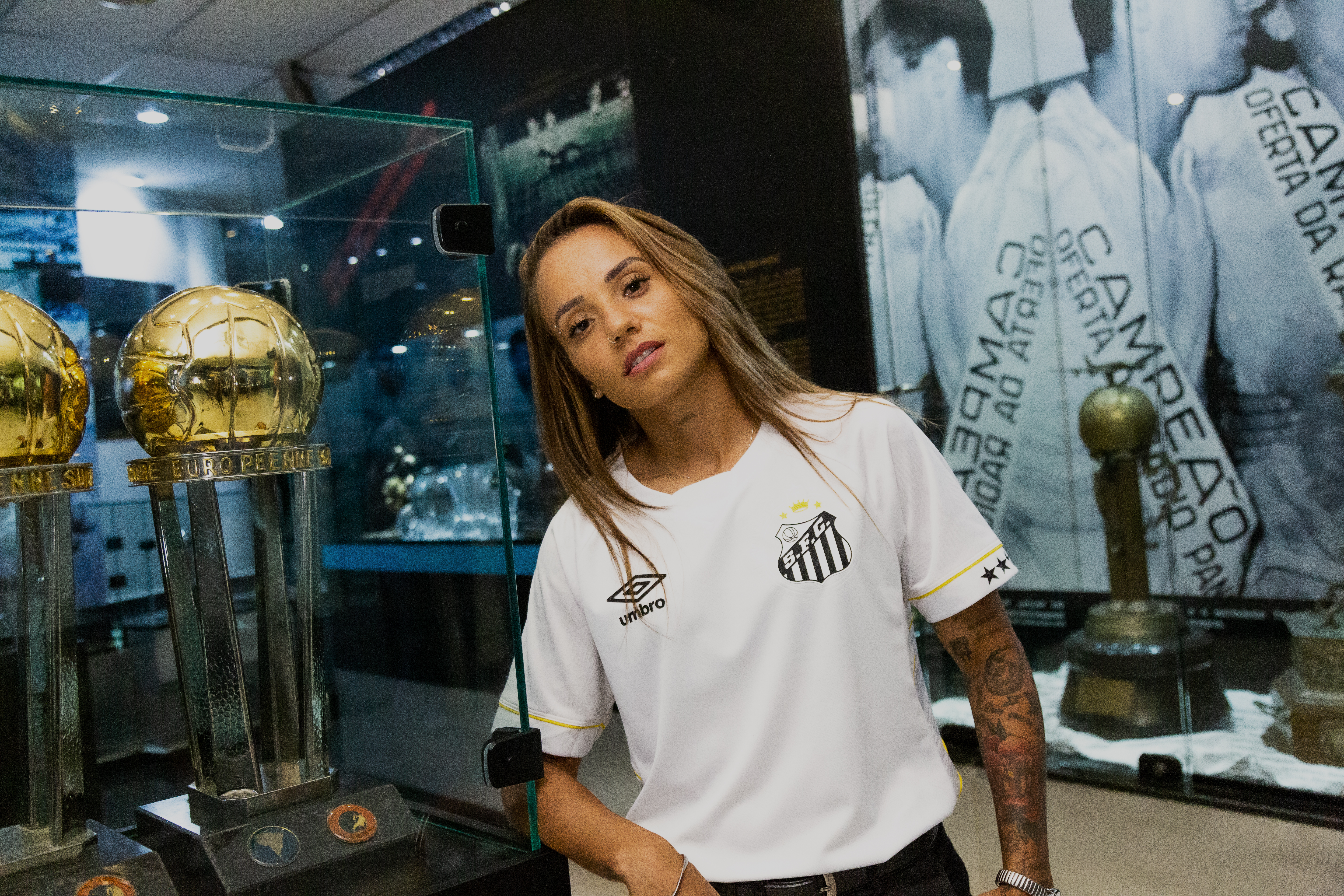umbro-santos-fc-23-24-home-kit-female-model