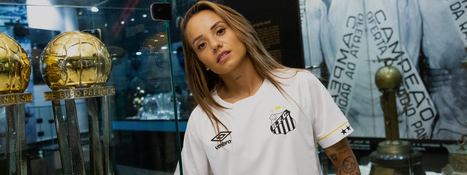umbro-santos-fc-23-24-home-kit-female-model
